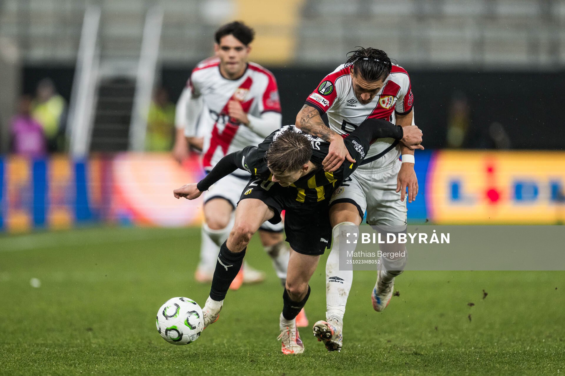 Adrian Svanbäck of Häcken and Alfonso Espino of Rayo