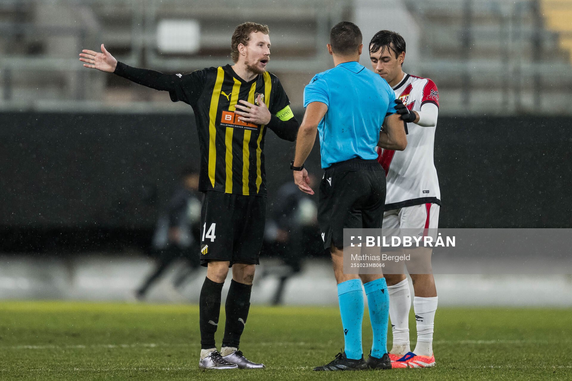 Simon Gustafson of Häcken in talks with referee Antoni