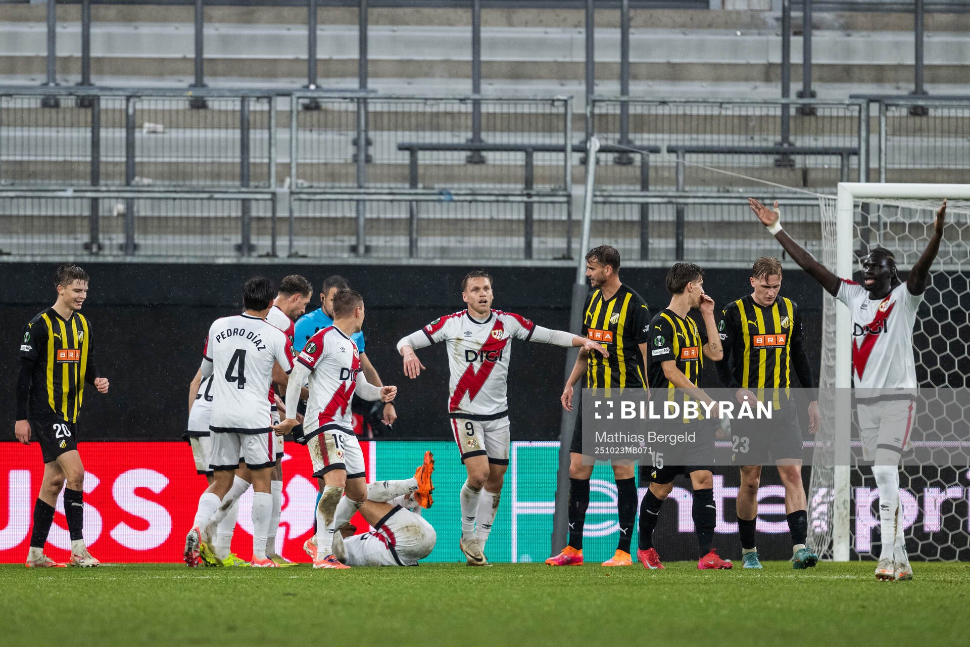 Olle Samuelsson of Häcken looks at Alvaro Garcia of Rayo