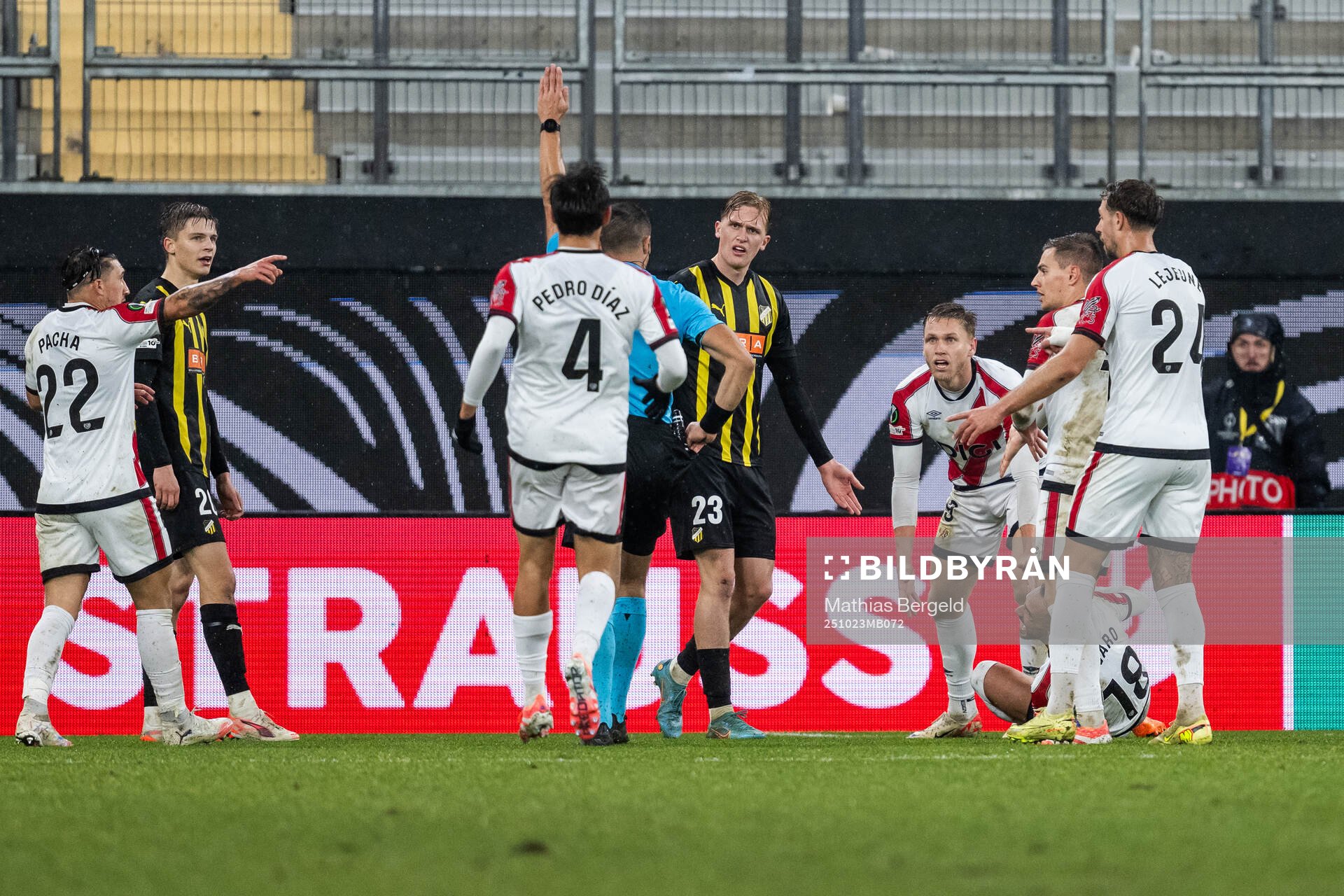 Referee Antoni Bandic, Olle Samuelsson of Häcken and