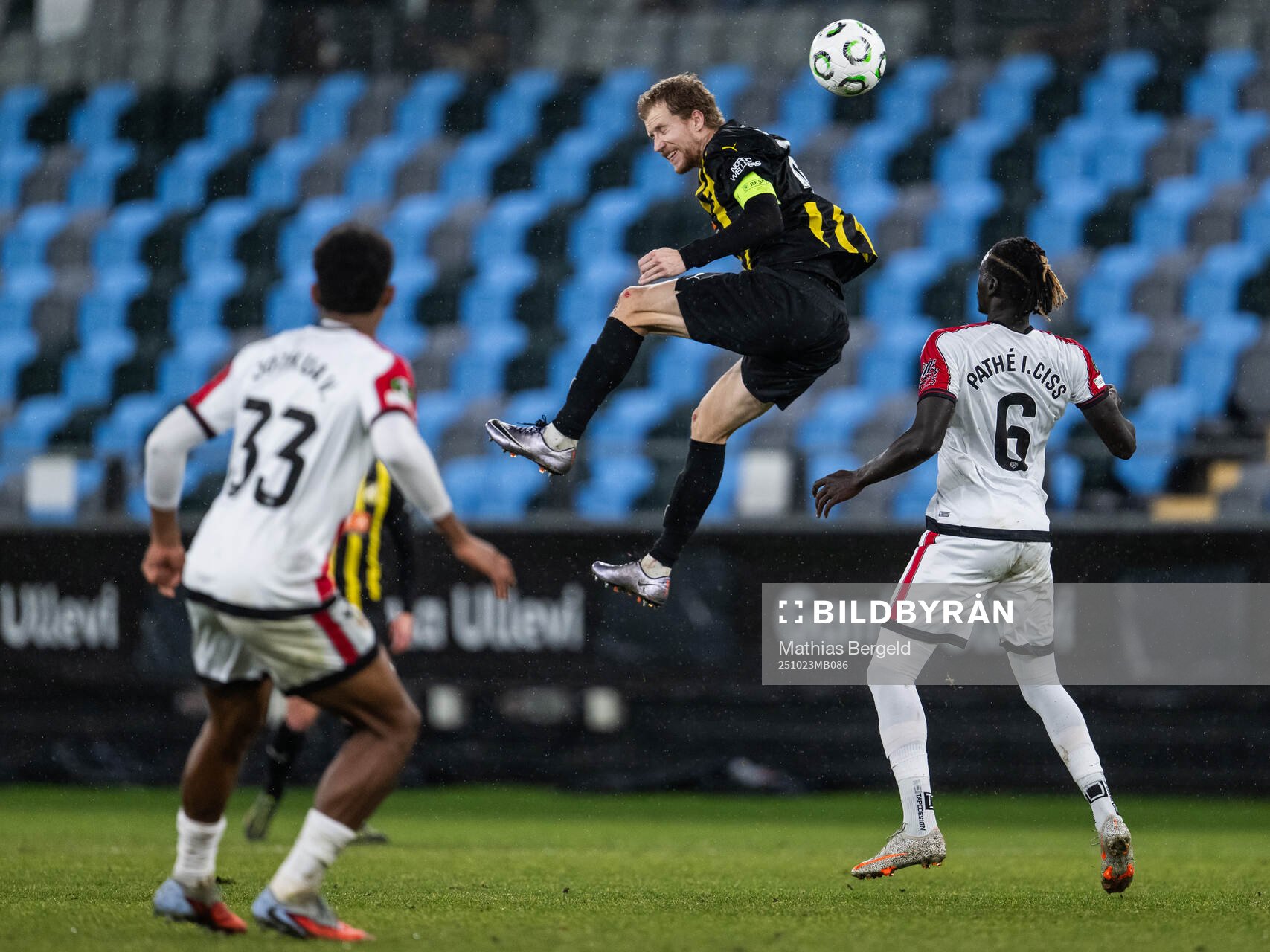 Simon Gustafson of Häcken and Pathe Ciss of Rayo Vallecano