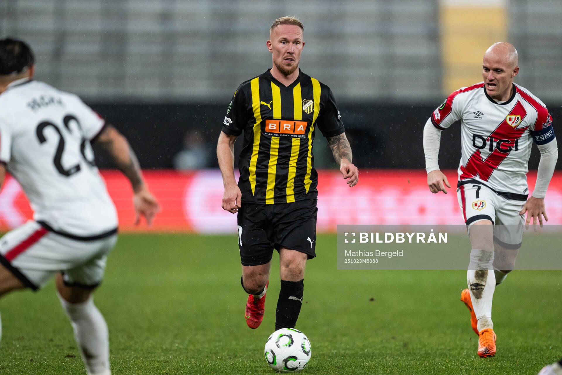 Mikkel Rygaard Jensen of Häcken and Isi Palazon of Rayo