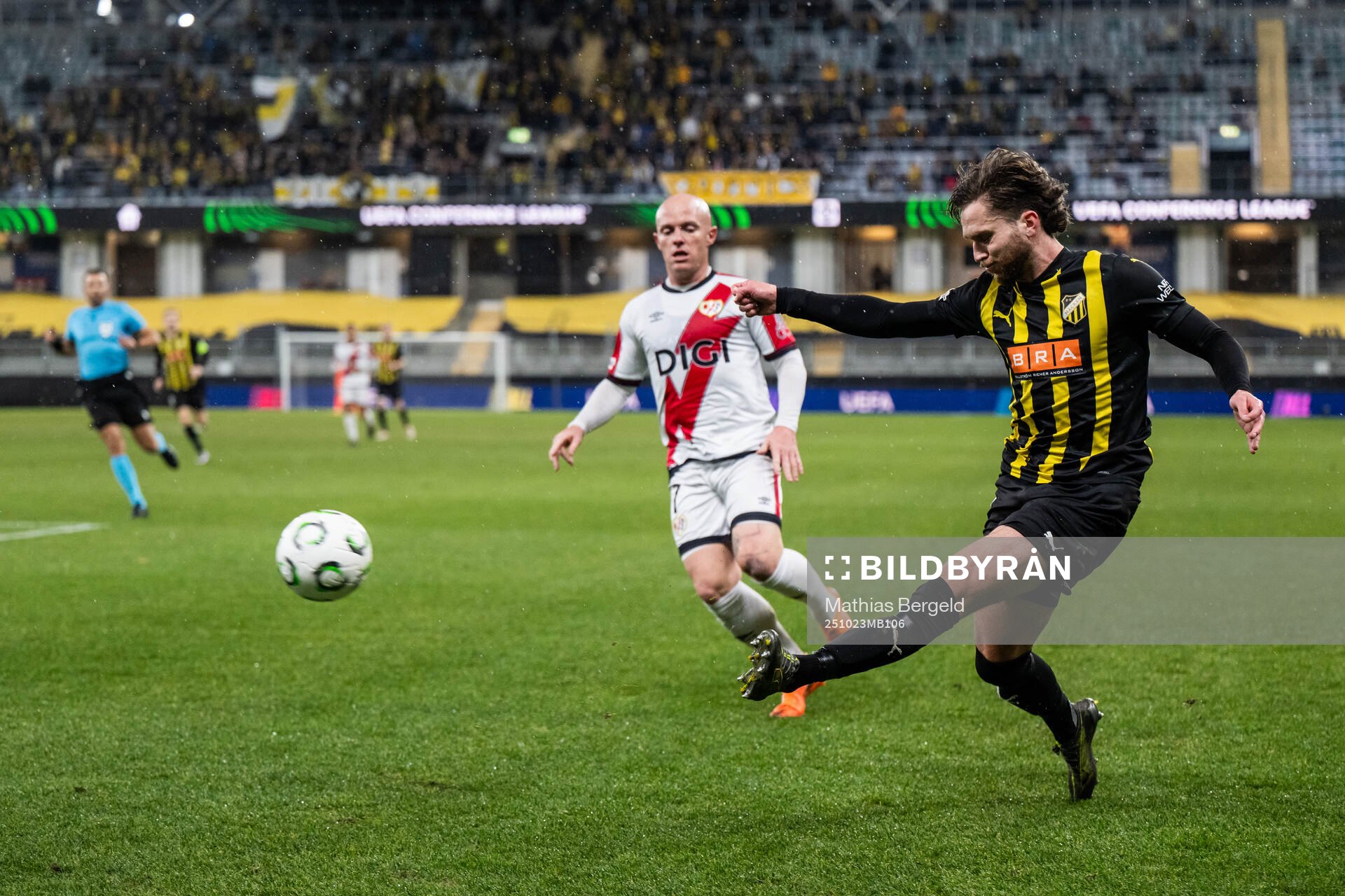 Isi Palazon of Rayo Vallecano and Adam Lundkvist of Häcken