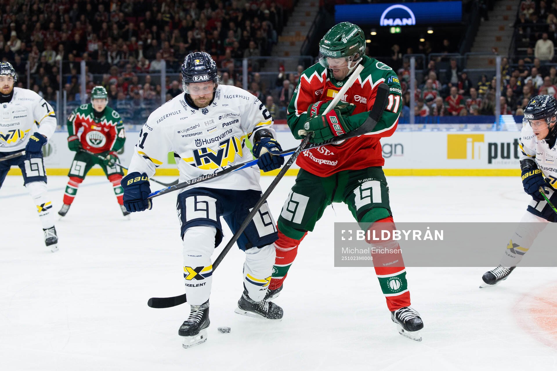 HV71s Mattias Tedenby och Frölundas Max Lindholm