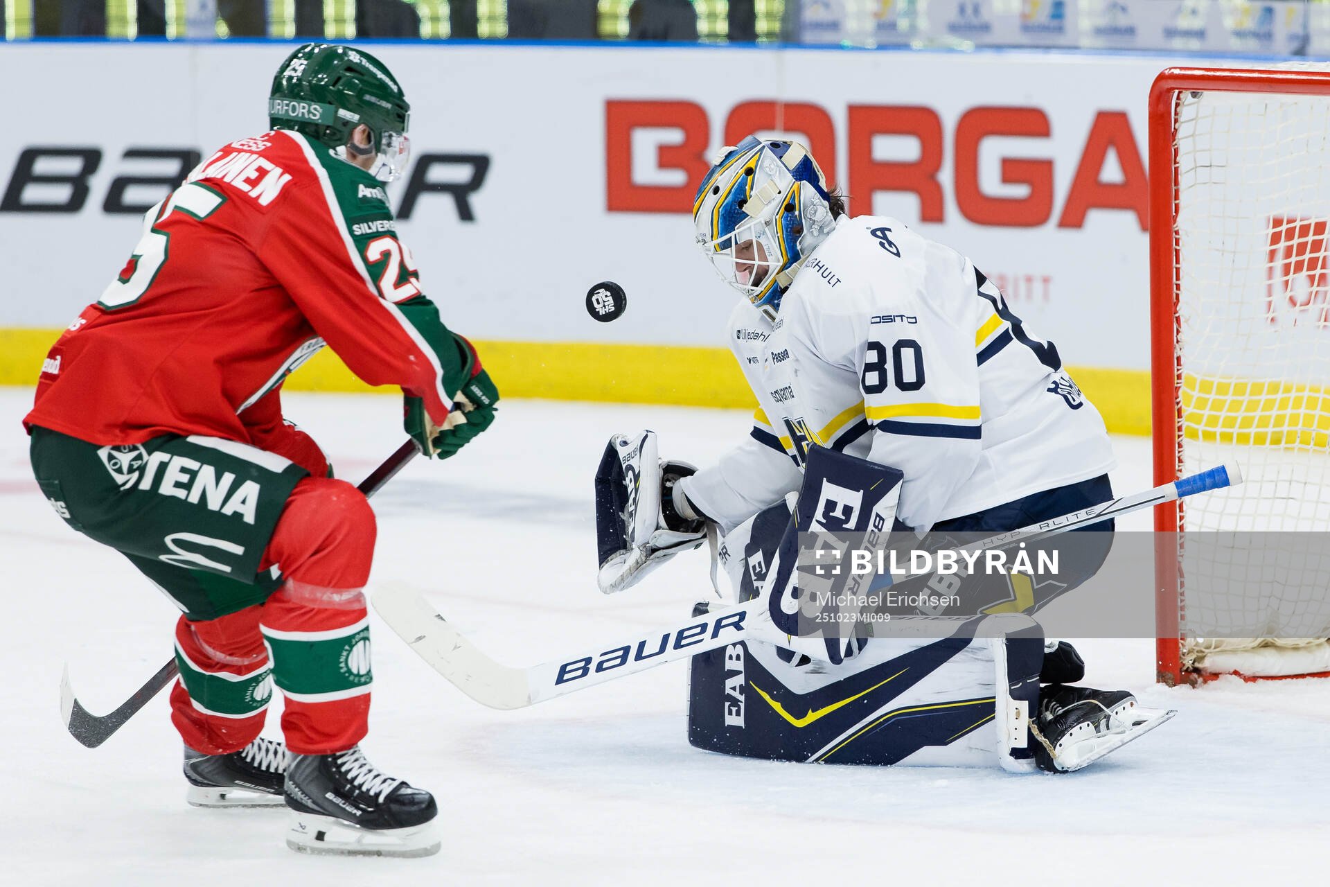 Frölundas Arttu Ruotsalainen och HV71s målvakt Frederik