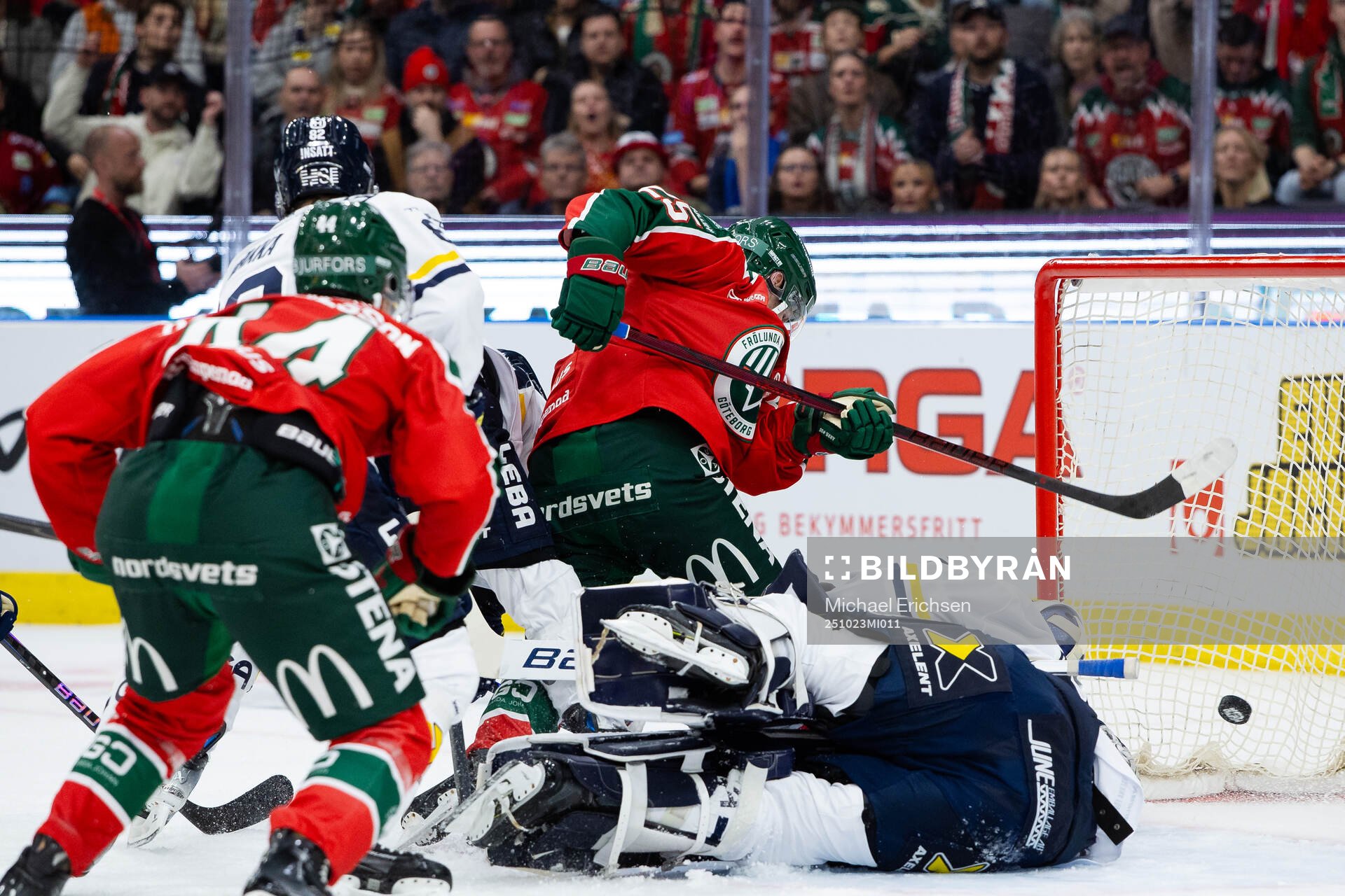 Frölundas Arttu Ruotsalainen gör 1-0 på HV71s målvakt