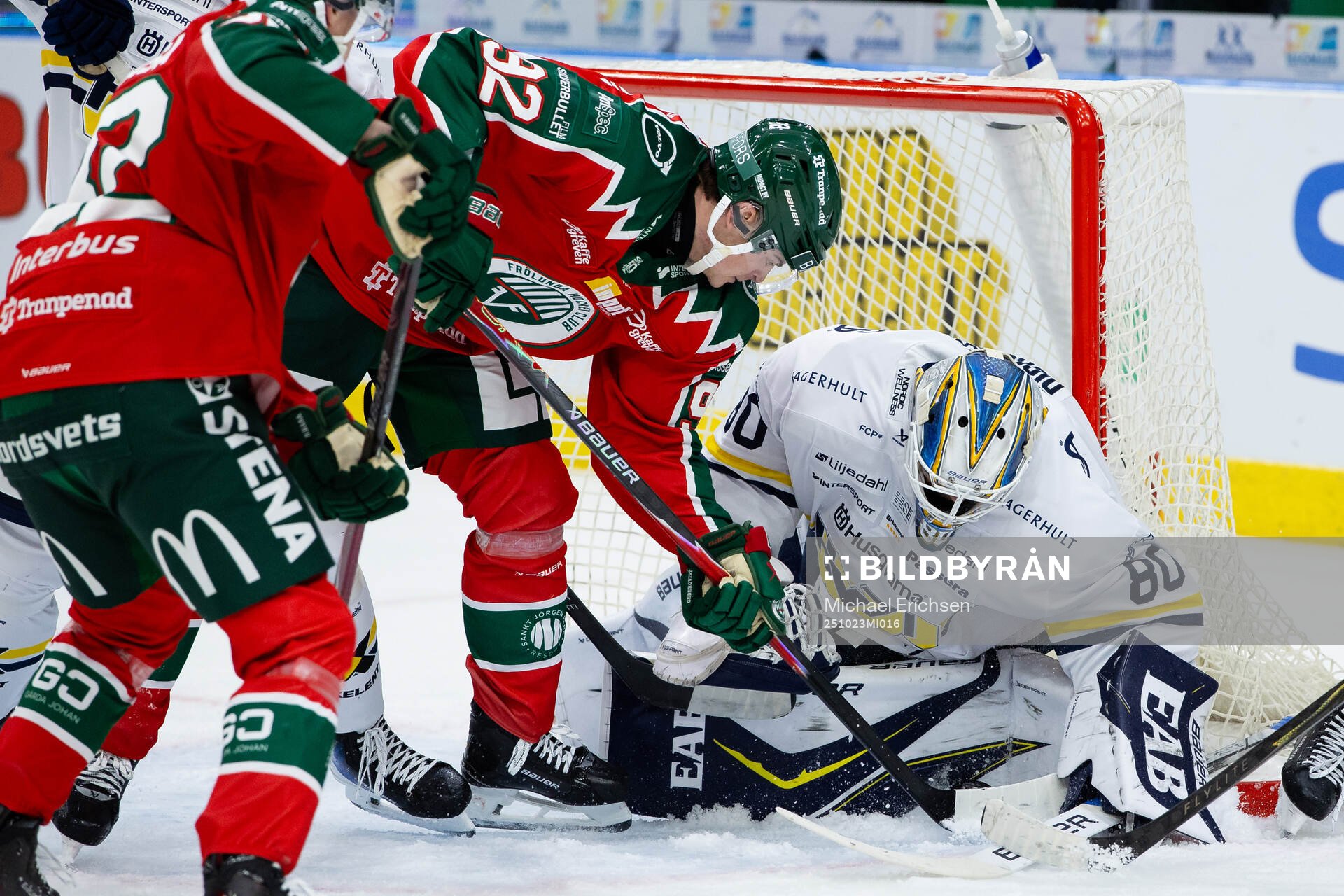Frölundas Filip Cederqvist och HV71s målvakt Frederik