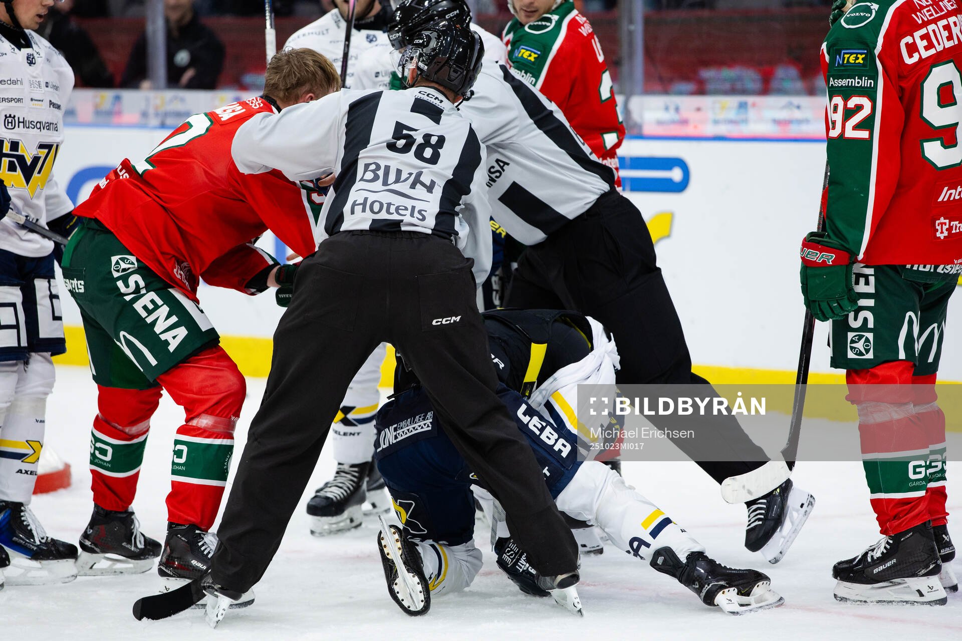 Frölundas Noah Hasa och HV71s Jamiro Reber fightas