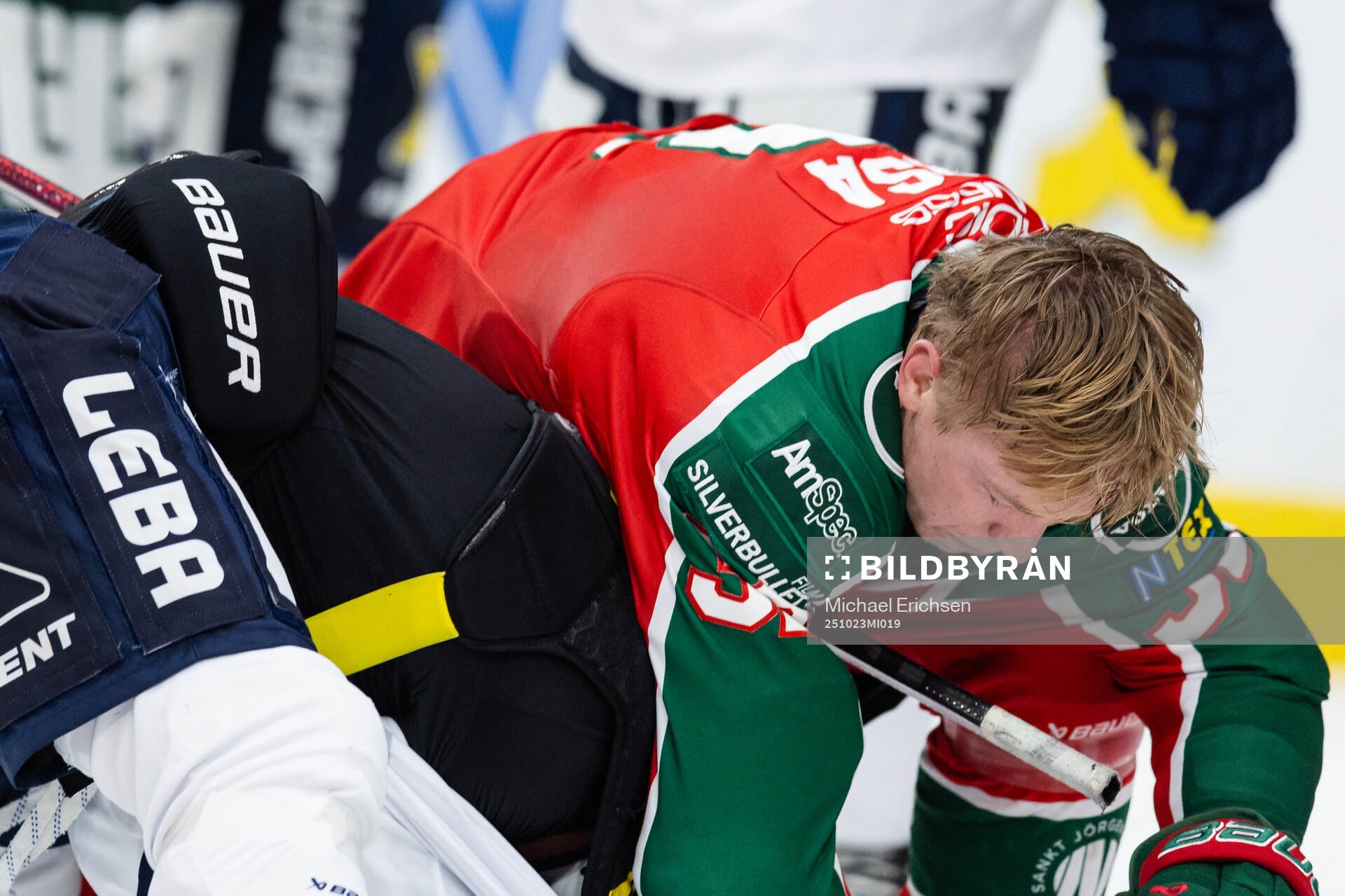 Frölundas Noah Hasa och HV71s Jamiro Reber fightas