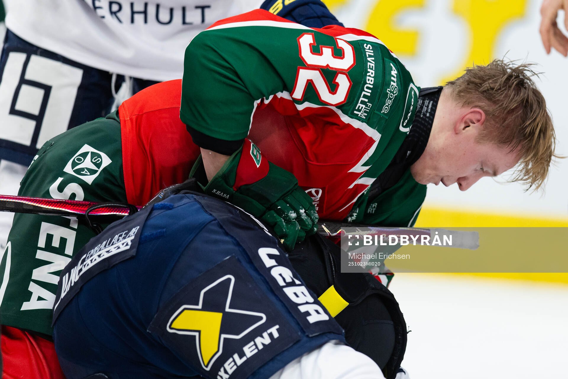 Frölundas Noah Hasa och HV71s Jamiro Reber fightas