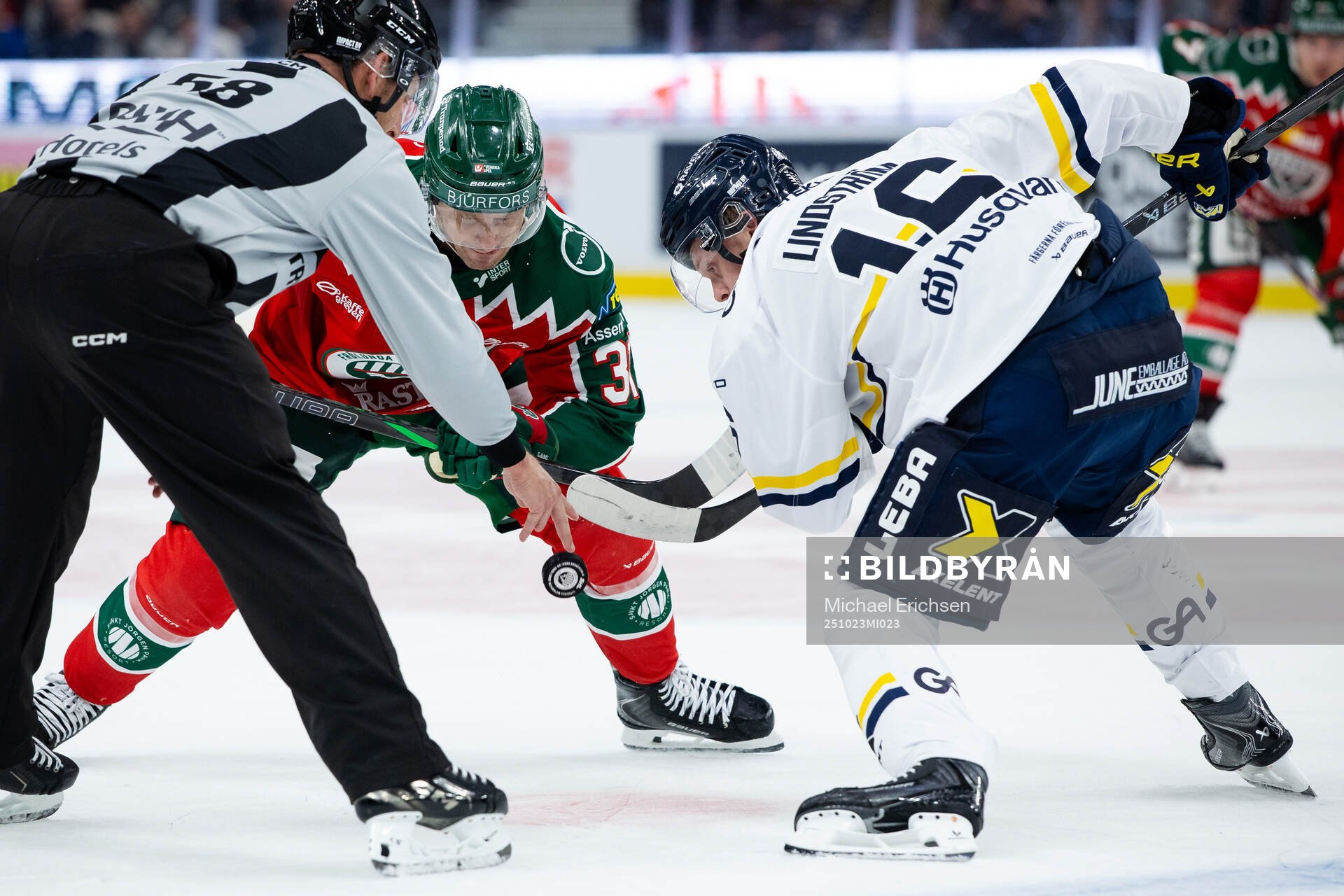 Frölundas Nicklas Lasu tekar mot HV71s Linus Lindström