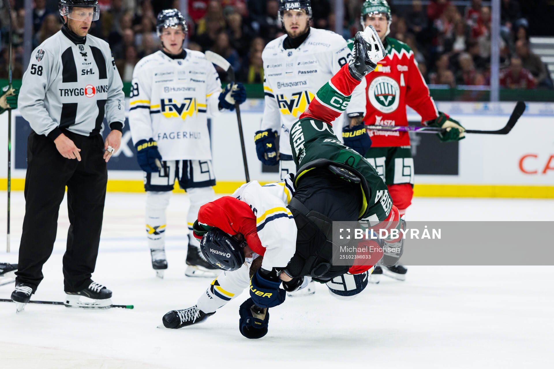 HV71s Martin Johnsen och Frölundas Dominik Egli