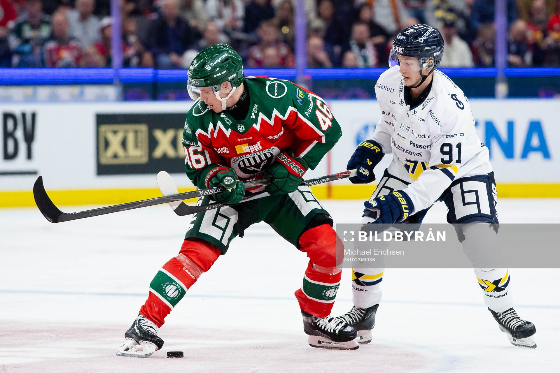 Frölundas Dominik Egli och HV71s Aleksi Heponiemi