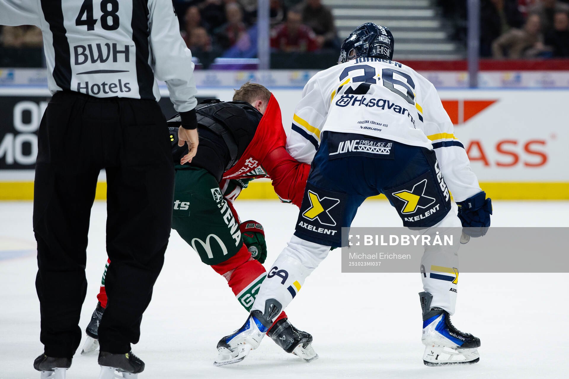 Frölundas Dominik Egli och HV71s Martin Johnsen fightas