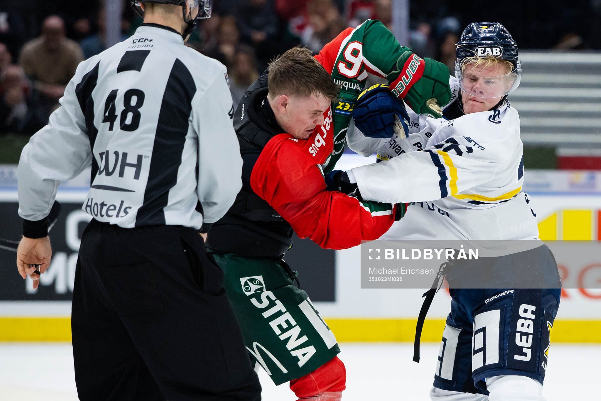 Frölundas Dominik Egli och HV71s Martin Johnsen fightas