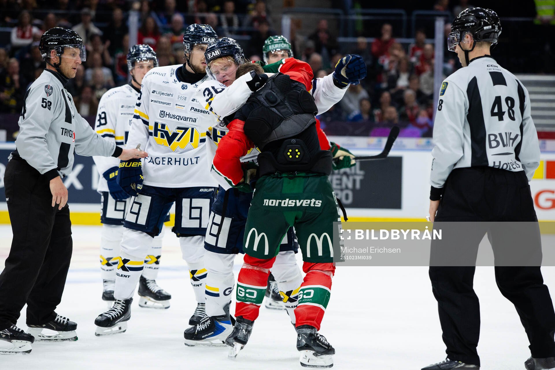 Frölundas Dominik Egli och HV71s Martin Johnsen fightas