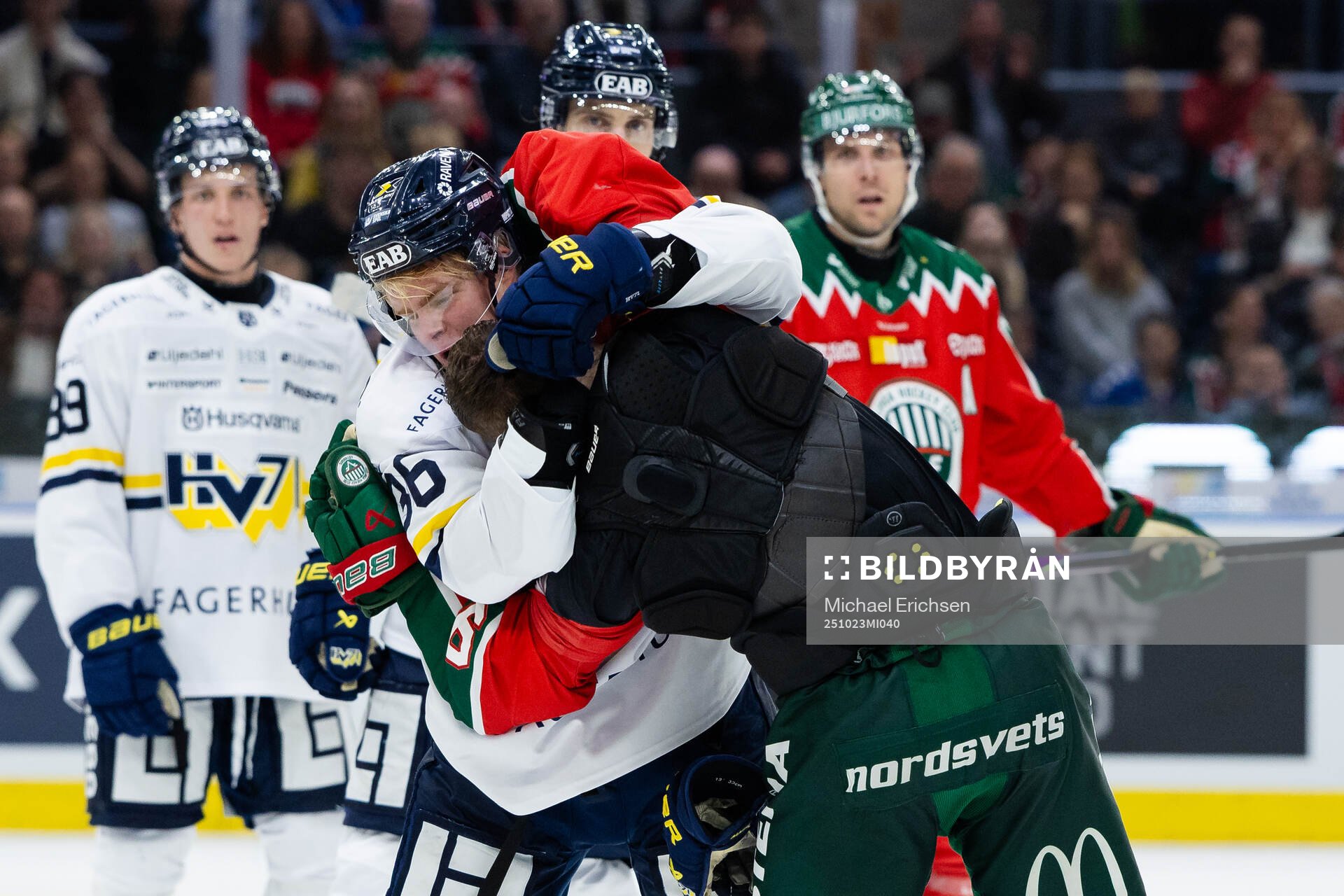 Frölundas Dominik Egli och HV71s Martin Johnsen fightas