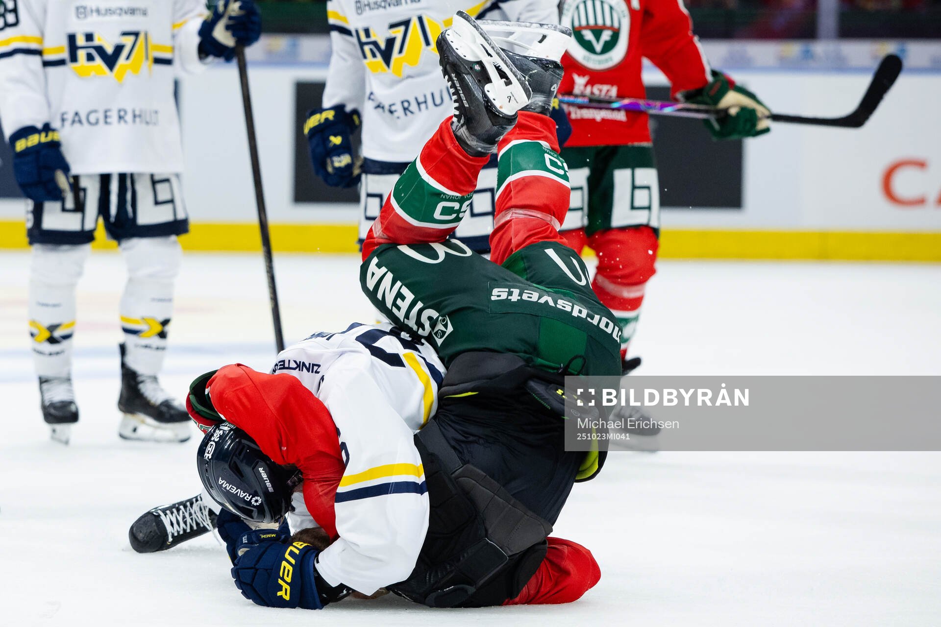 Frölundas Dominik Egli och HV71s Martin Johnsen fightas