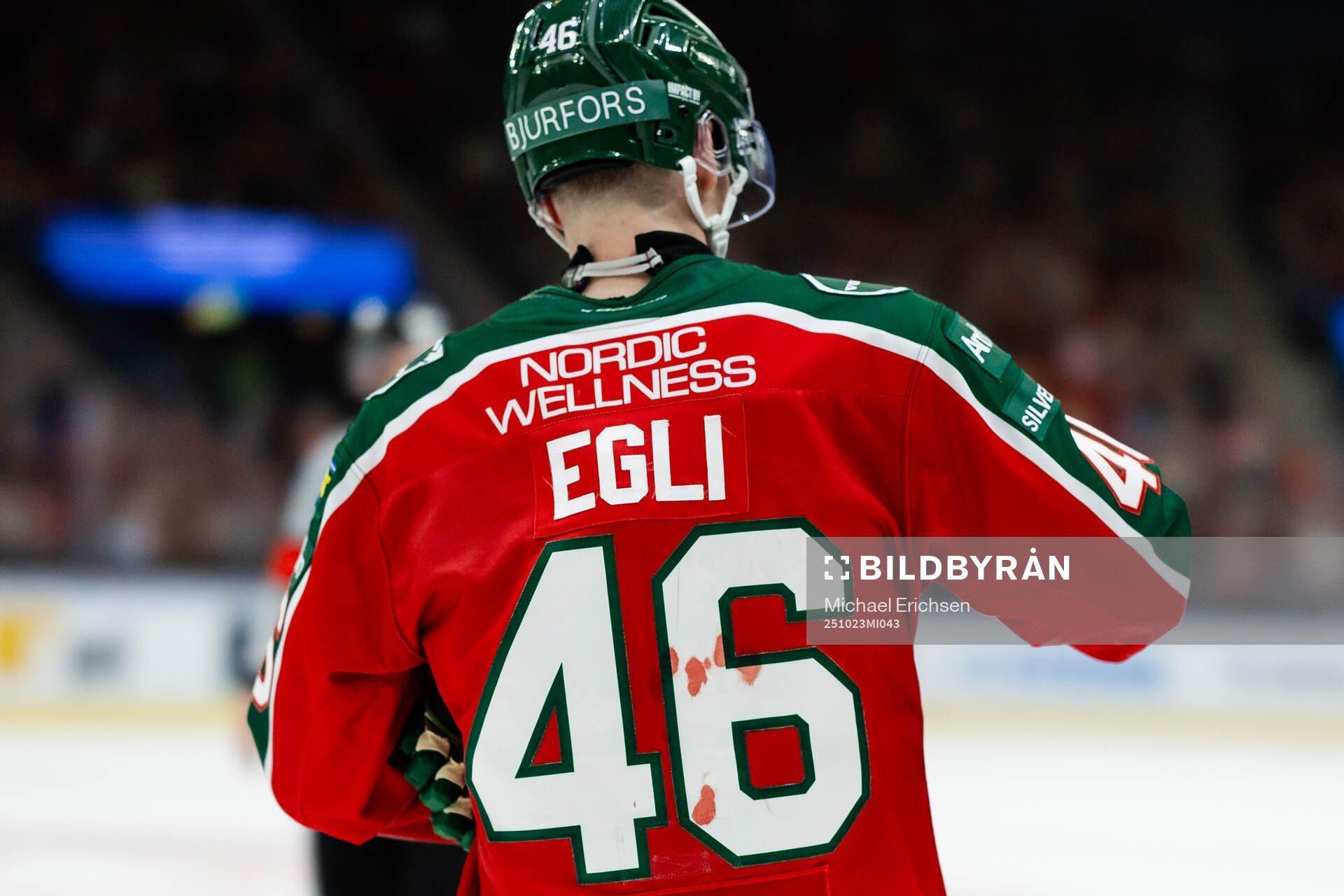 Frölundas Dominik Egli med blod på matchtröjan