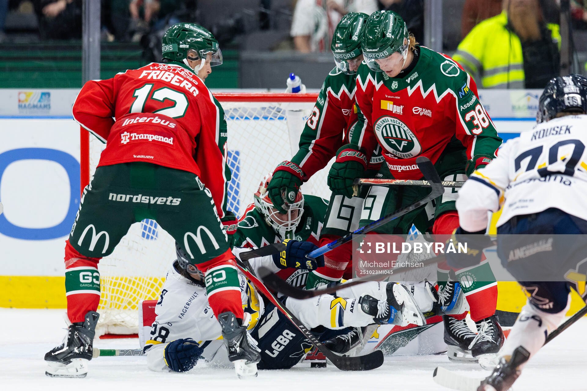 HV71s Justin Glenn Kloos oroar framför Frölundas målvakt