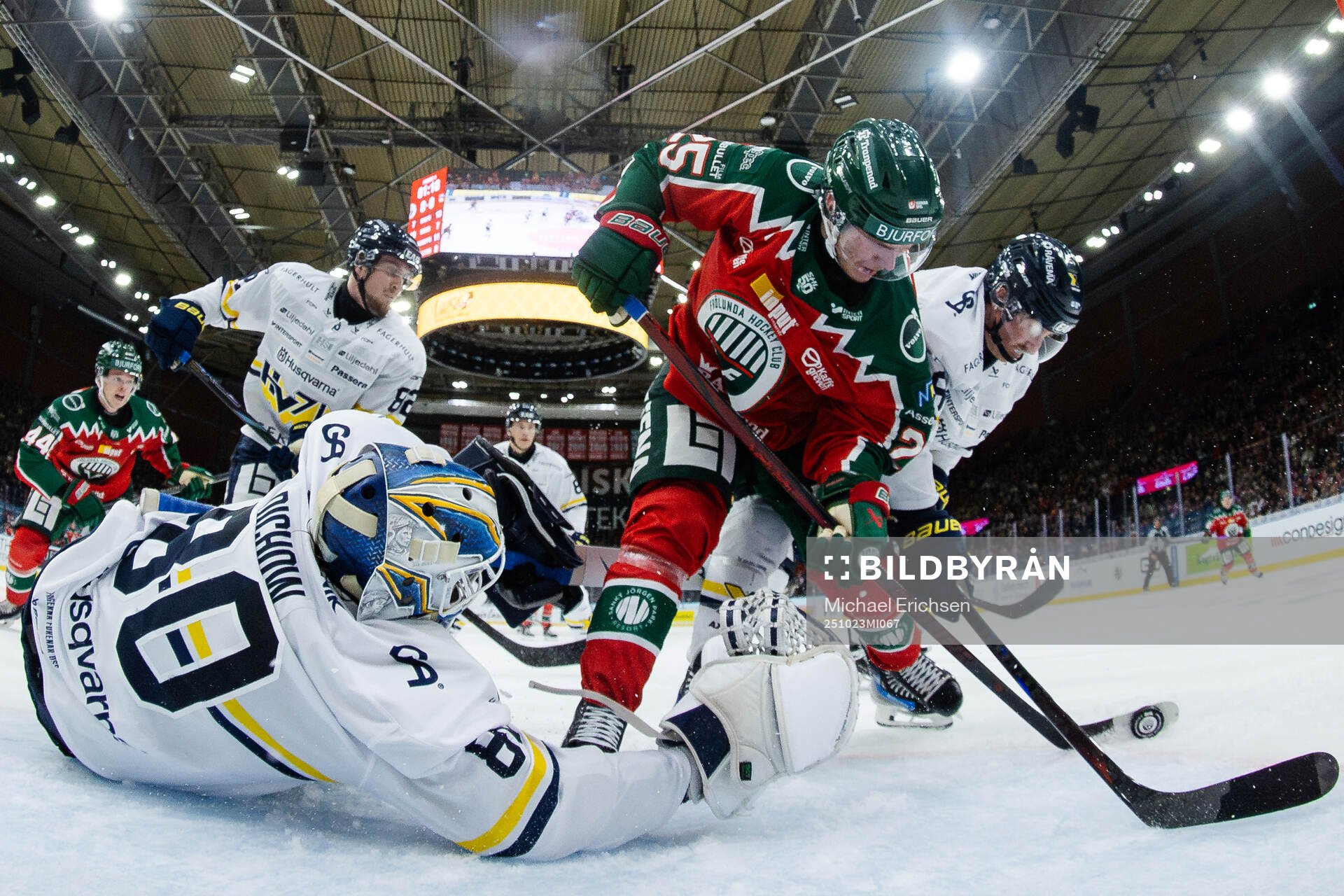 Frölundas Arttu Ruotsalainen gör 1-0 på HV71s målvakt