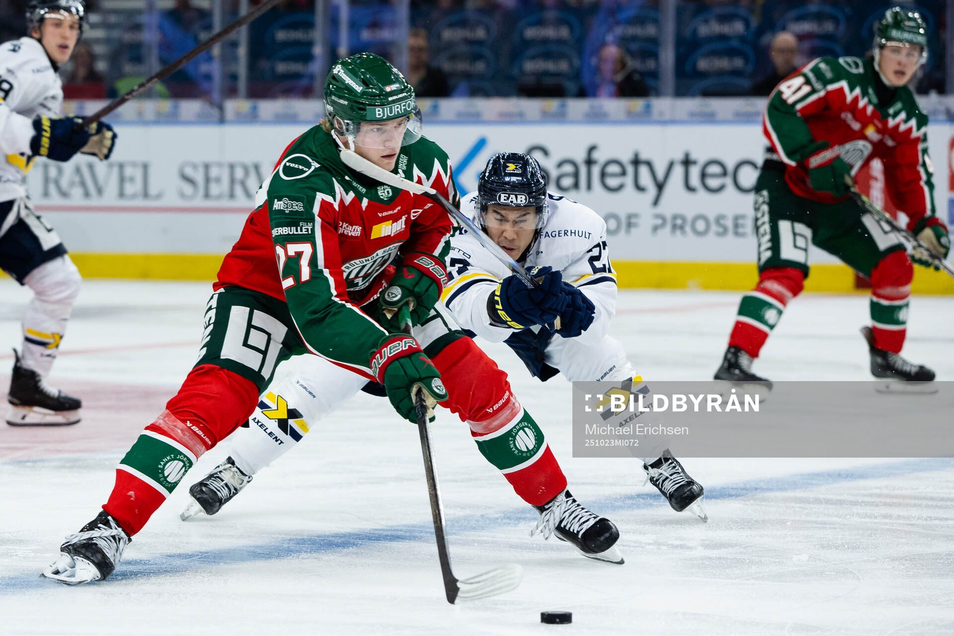 Frölundas Theodor Niederbach och HV71s Jonathan Ang