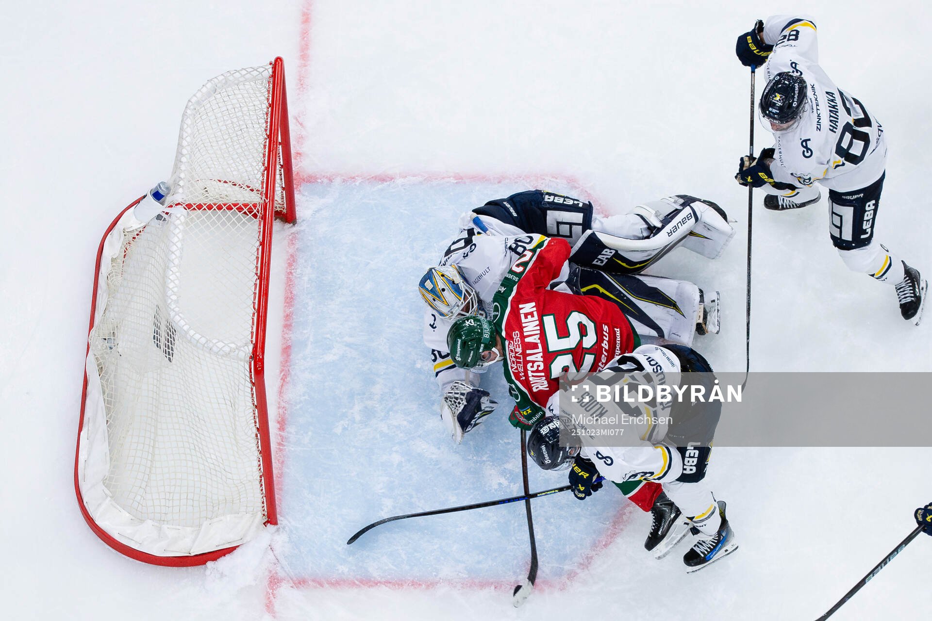 Frölundas Arttu Ruotsalainen gör 1-0 på HV71s målvakt