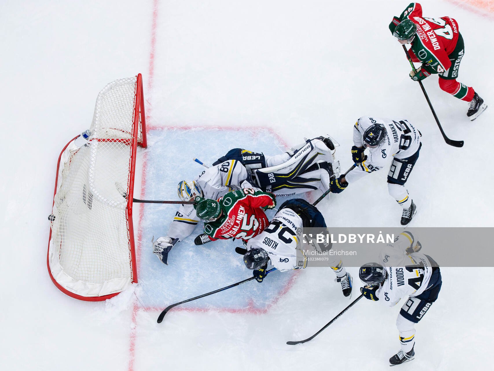 Frölundas Arttu Ruotsalainen gör 1-0 på HV71s målvakt