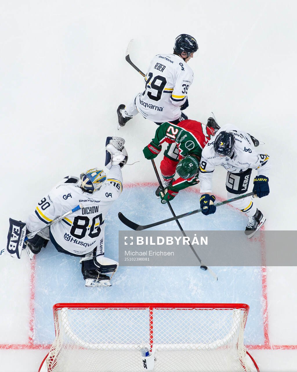 Frölundas Jere Innala gör 2-0 på HV71s målvakt Frederik