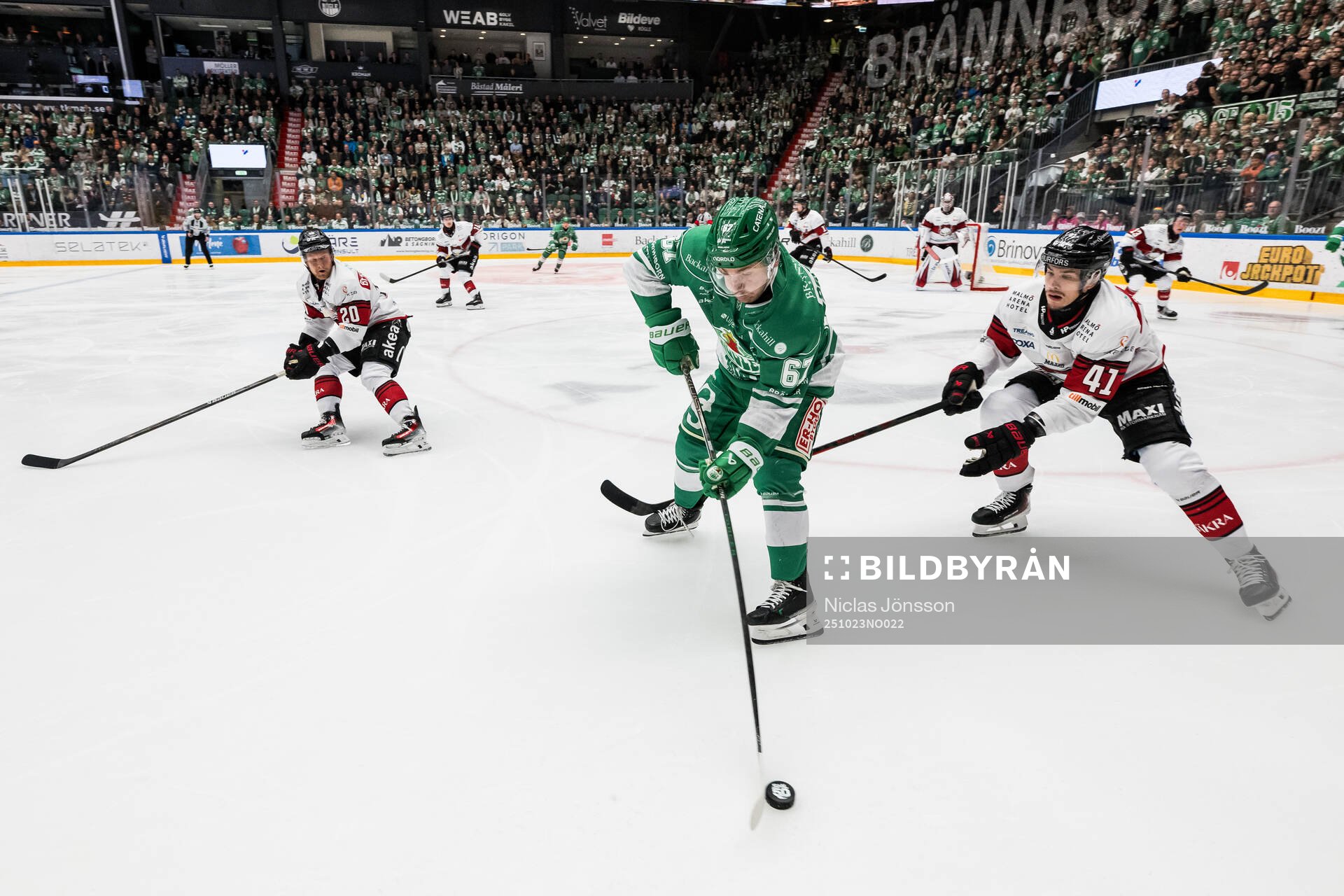 Rögles Leon Bristedt och Malmö Redhawks Joseph Berger