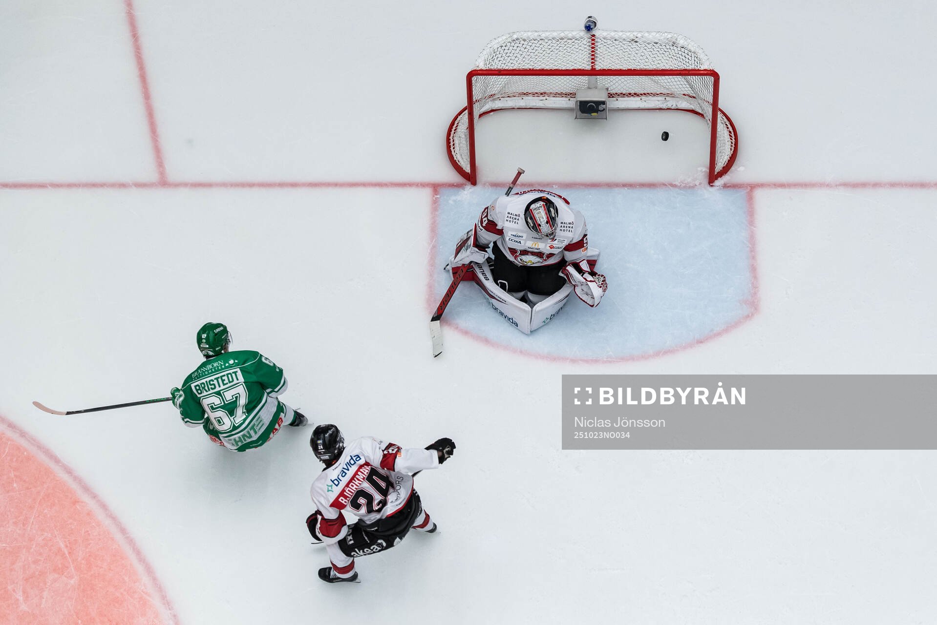 Rögles Leon Bristedt och Malmö Redhawks Filip Björkman