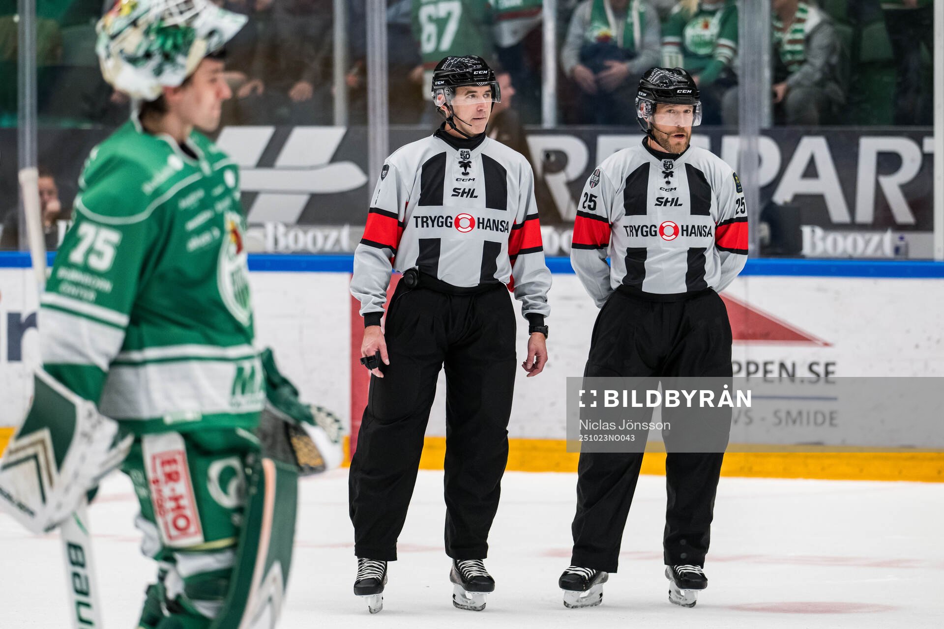 Domare Linus Öhlund och Domare Tobias Björk