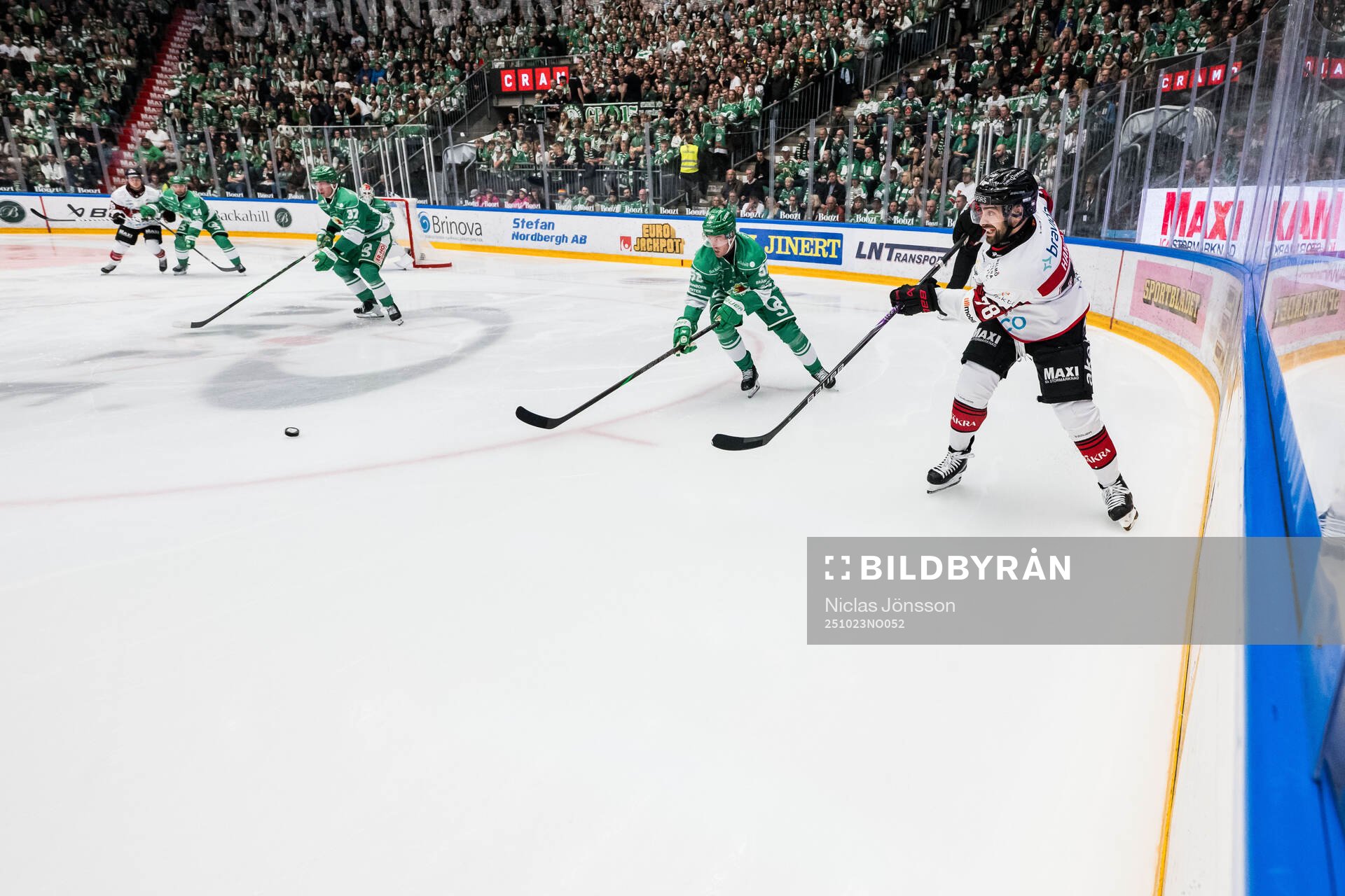 Rögles Filip Johansson och Malmö Redhawks Robin Hanzl