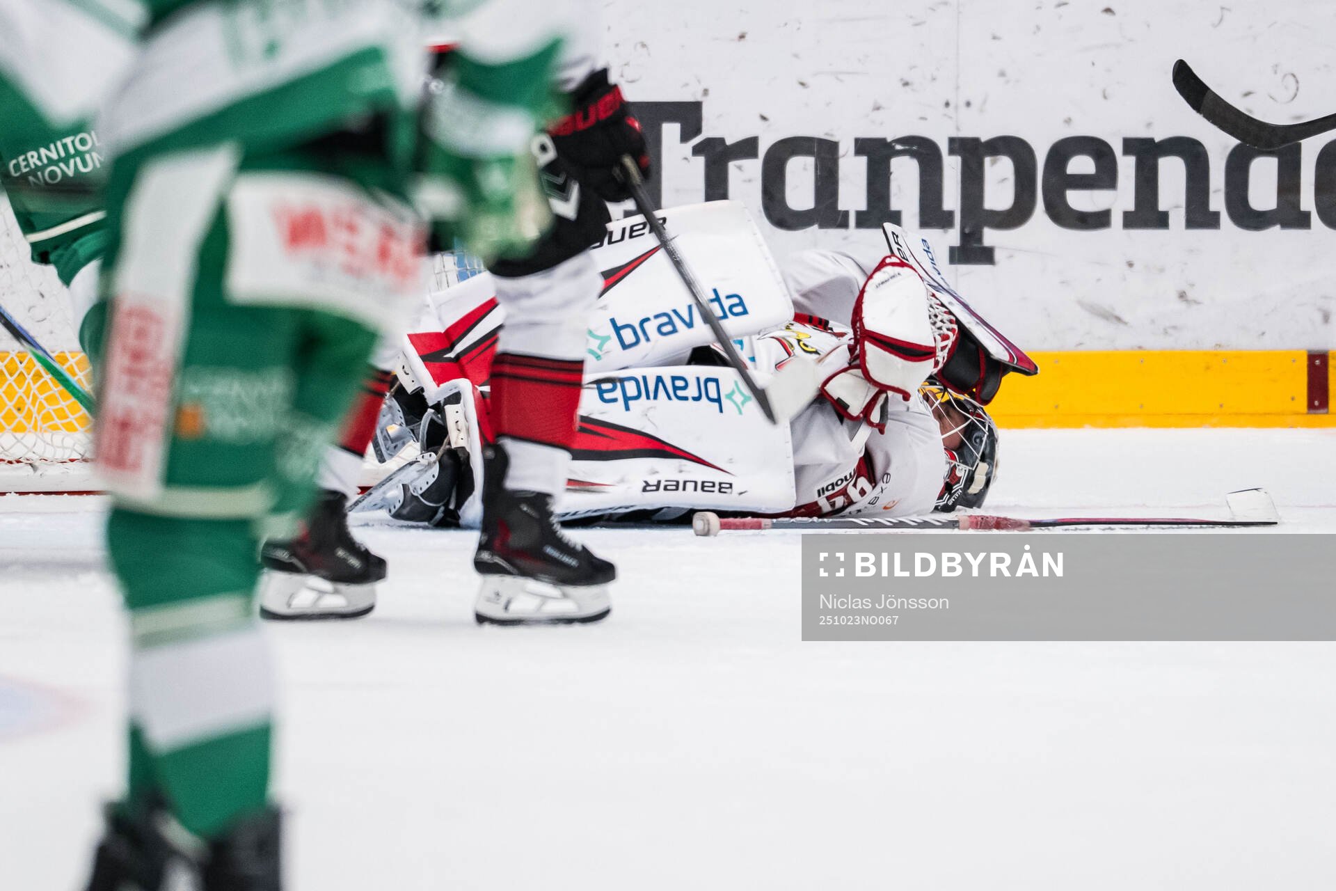 Malmö Redhawks målvakt Marek Langhamer har ont