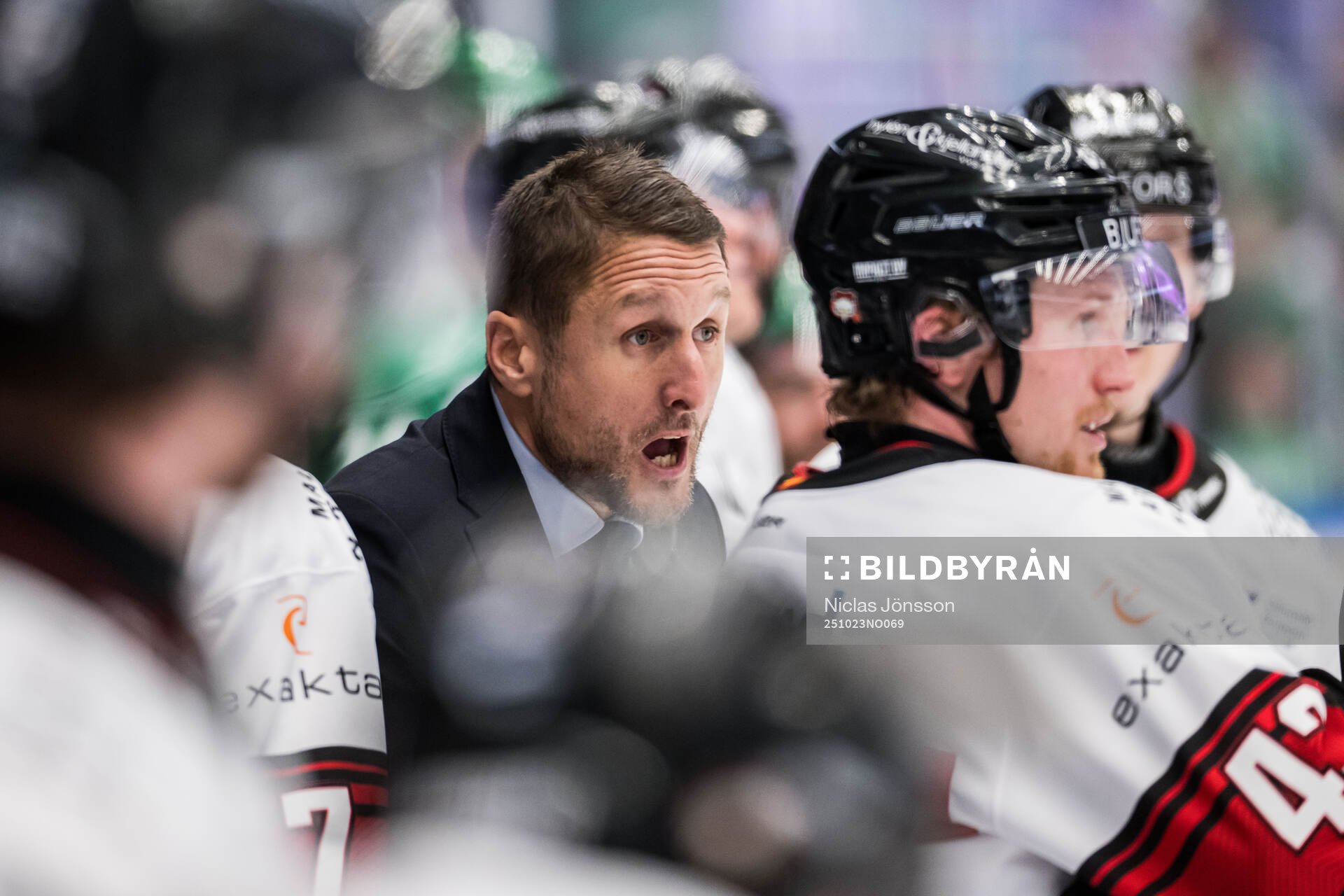 Malmö Redhawks tränare Tomas Kollar reagerar