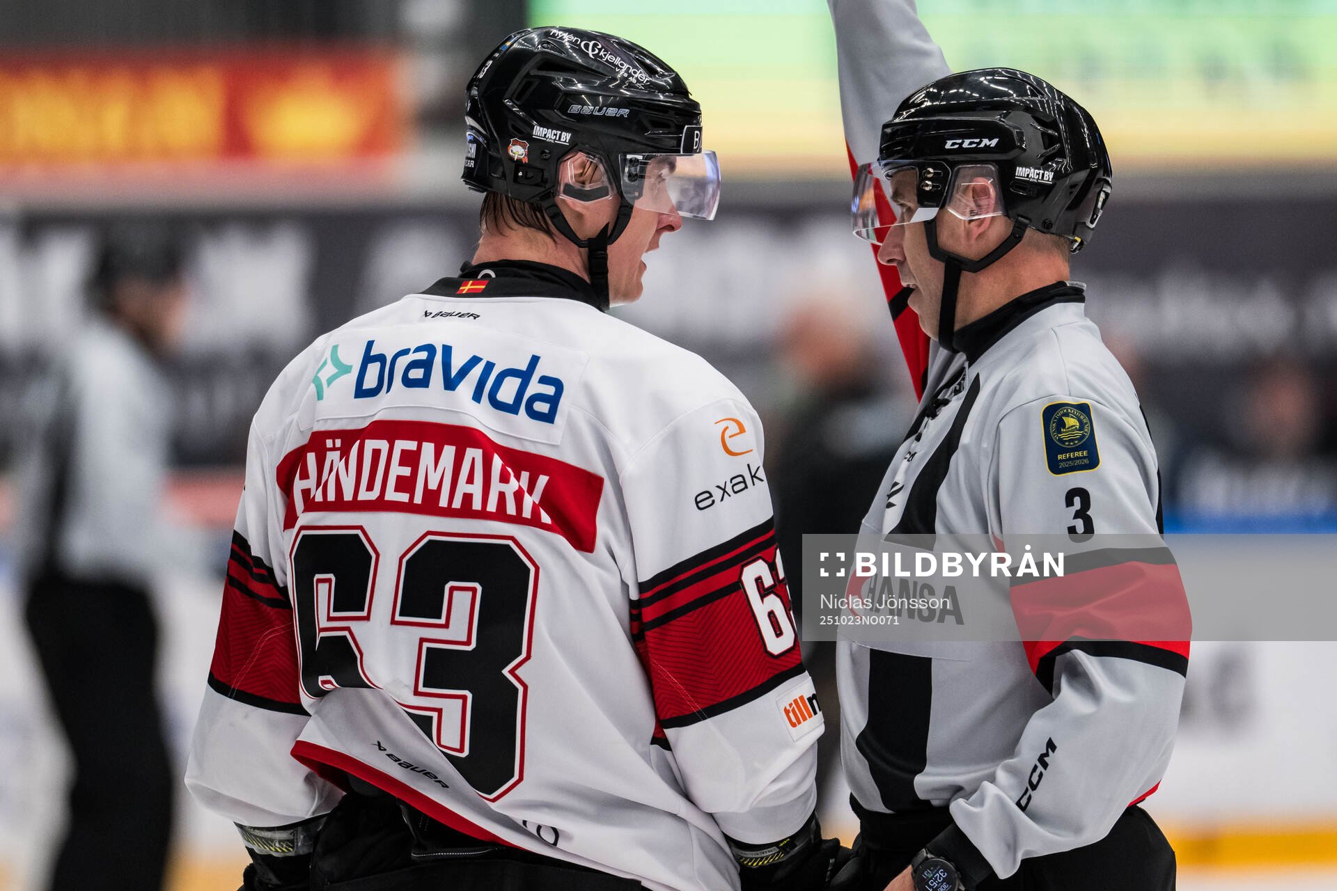 Malmö Redhawks Fredrik Händemark i samtal med domaren