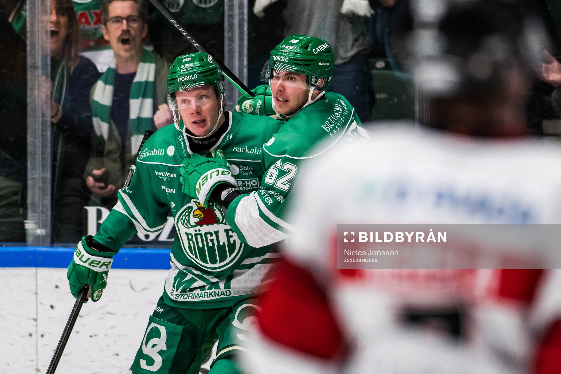 Rögles Fredrik Olofsson och Lubos Horky jublar