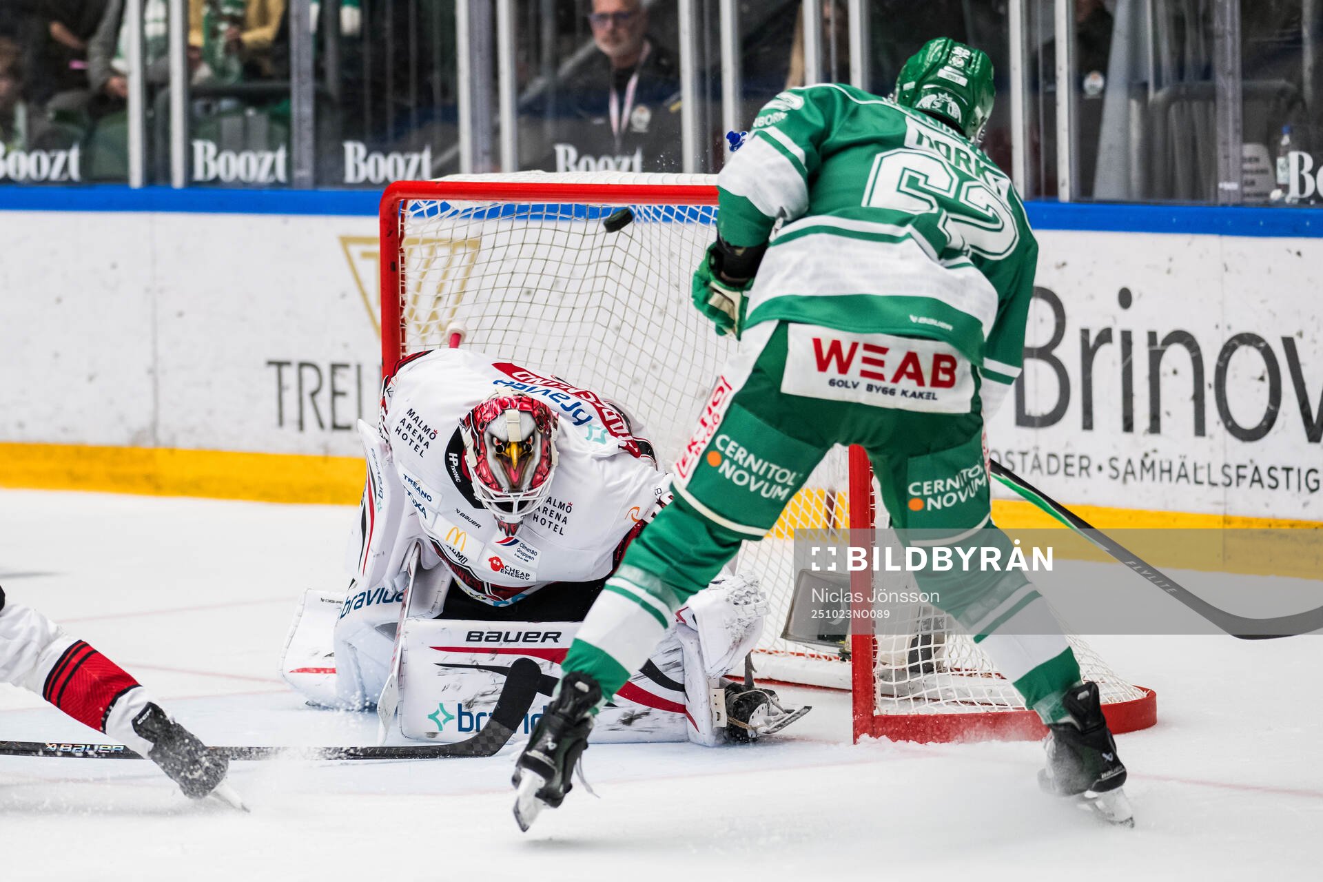 Rögles Lubos Horky gör 4-2 på Malmö Redhawks målvakt