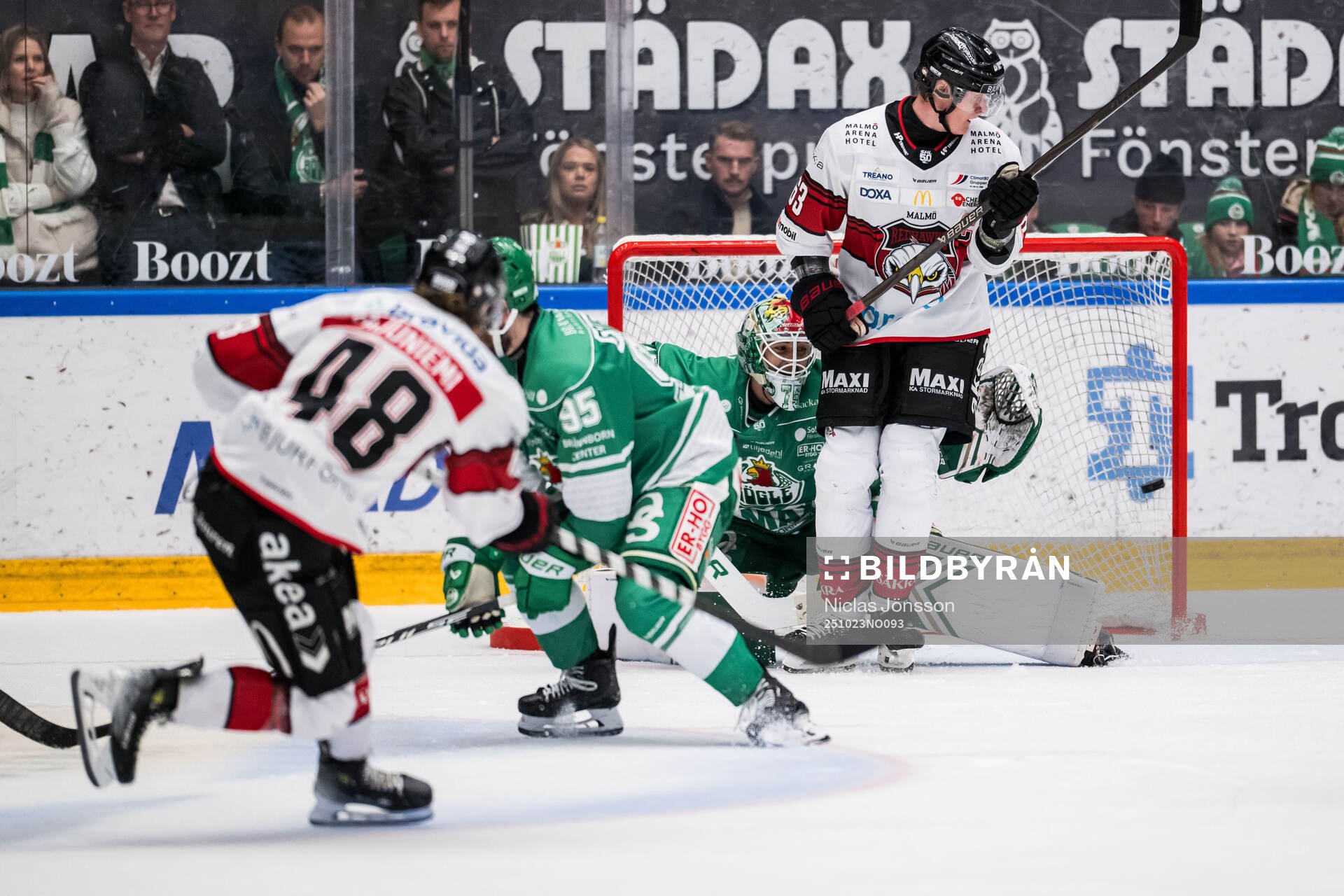 Malmö Redhawks Lauri Pajuniemi och Rögles målvakt Arvid