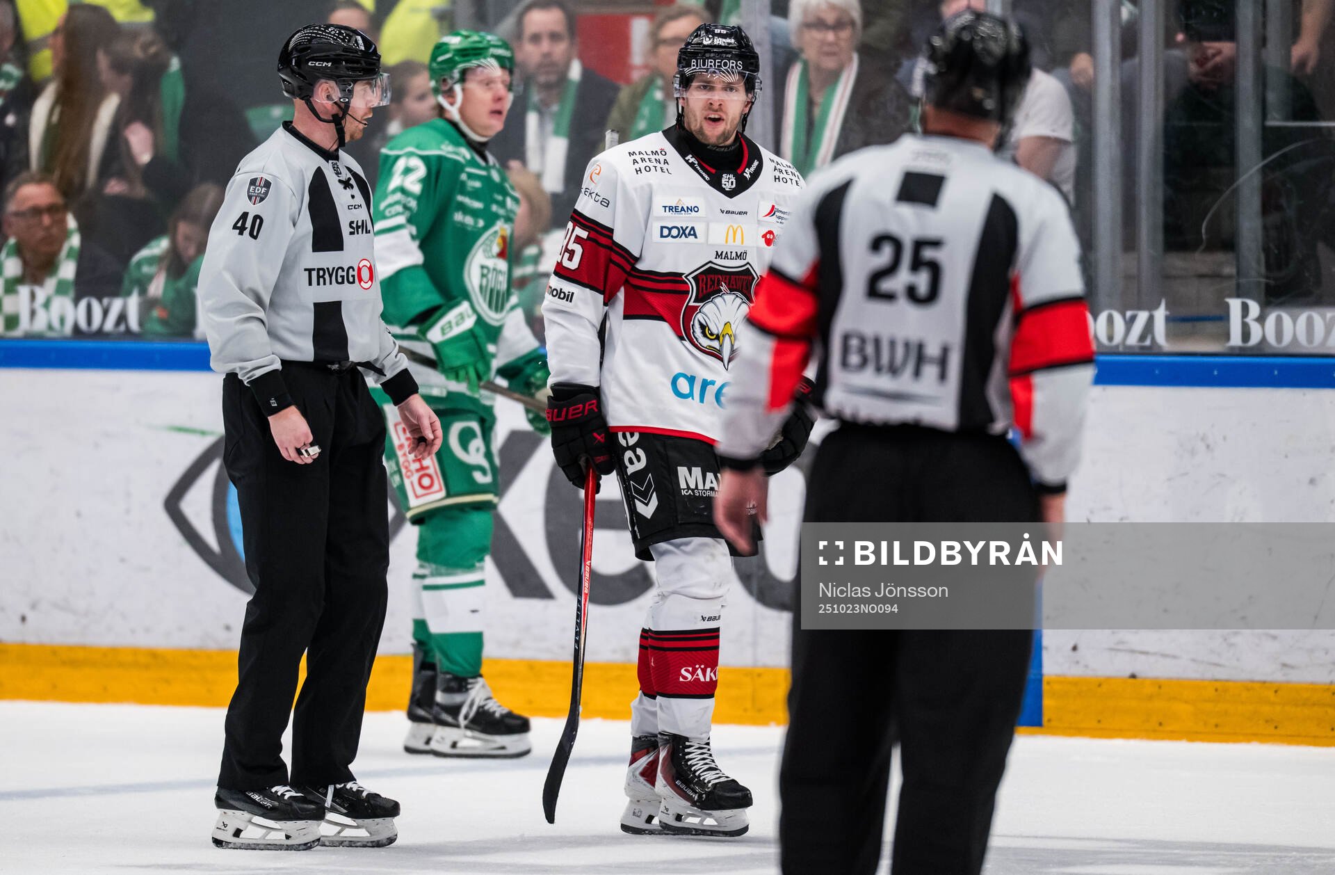 Malmö Redhawks Carl Persson reagerar på ett domslut