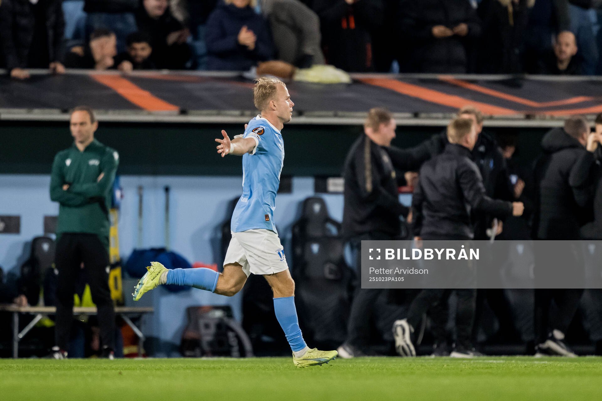Oscar Lewicki of Malmö FF celebrates