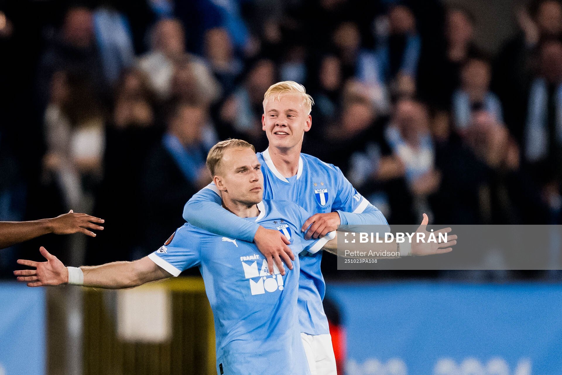 Oscar Lewicki of Malmö FF celebrates