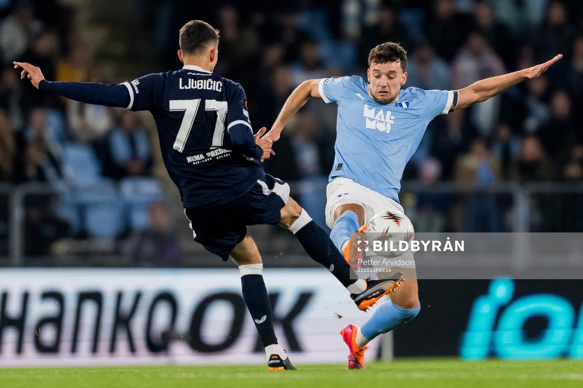 Dejan Ljubicic of Dinamo Zagreb and Colin Rösler of Malmö