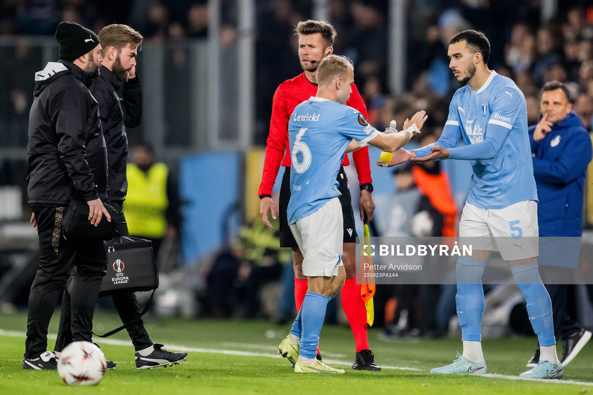Oscar Lewicki changes with Andrej Djuric of Malmö FF
