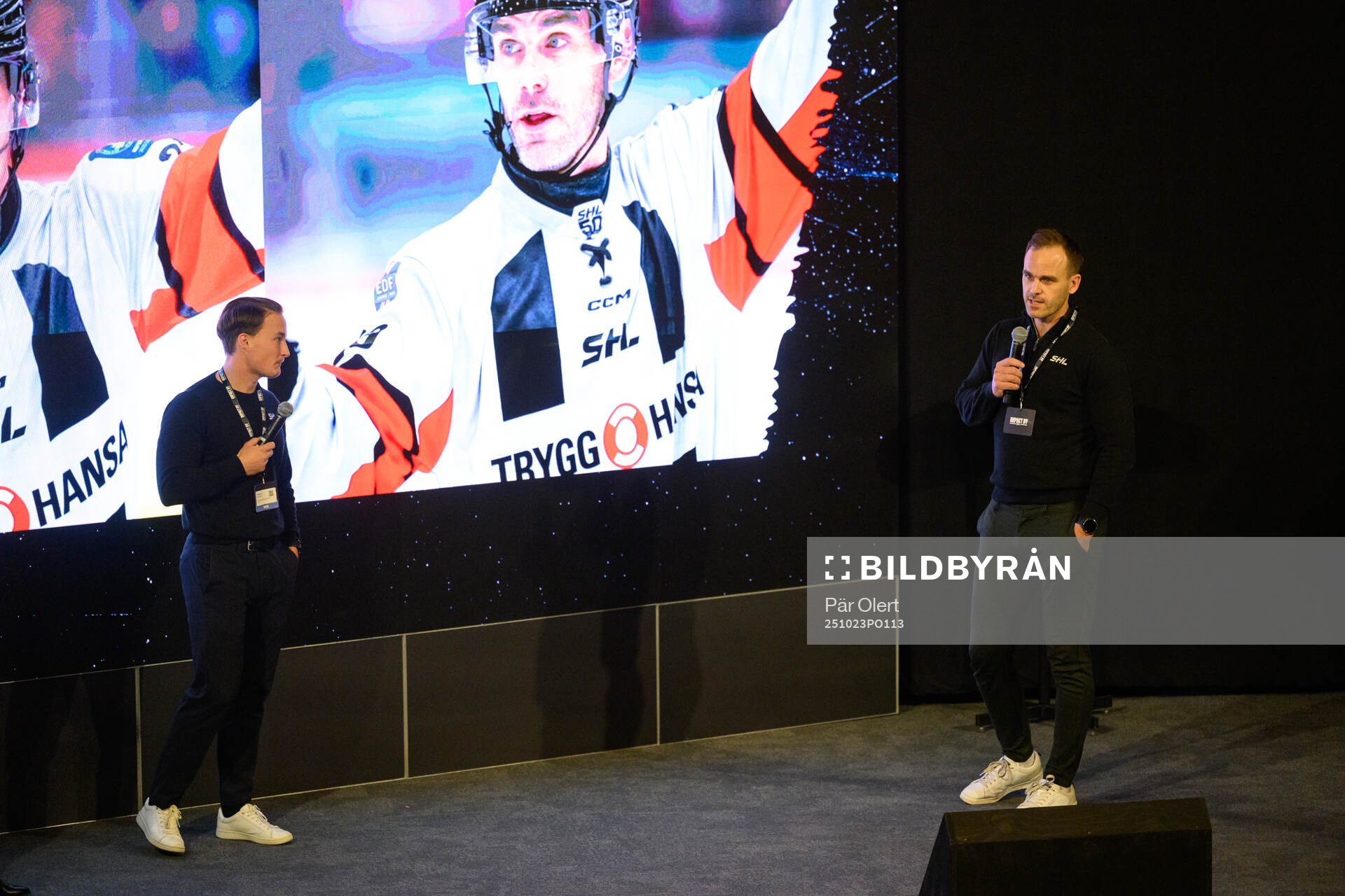 Domarna Alexander Österberg och Rickard Magnusson