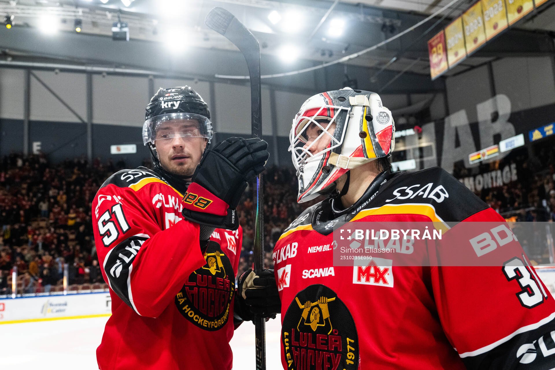 Luleås Markus Nurmi och målvakt Matteus Ward jublar