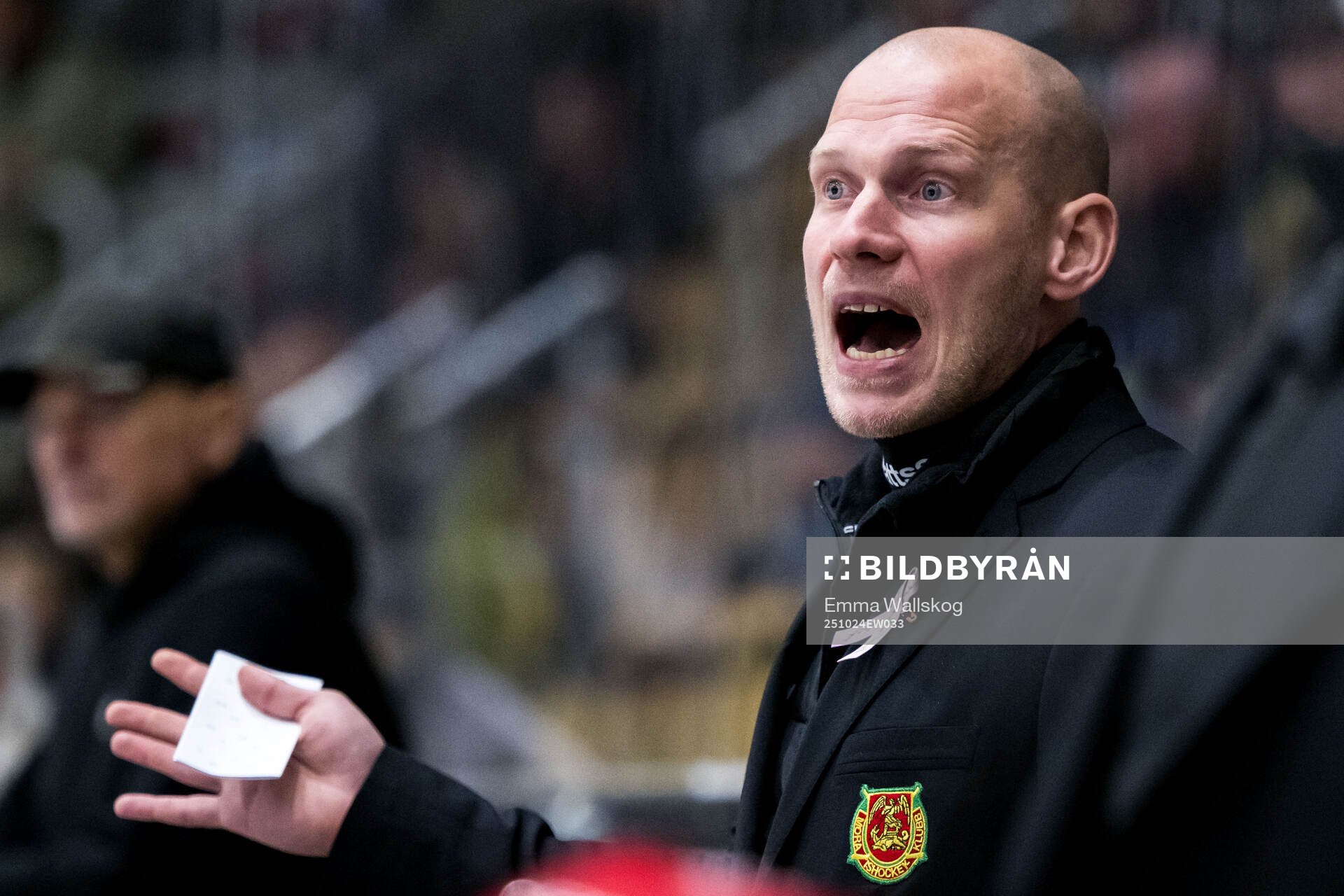 Moras tränare Oscar Dahlgren reagerar