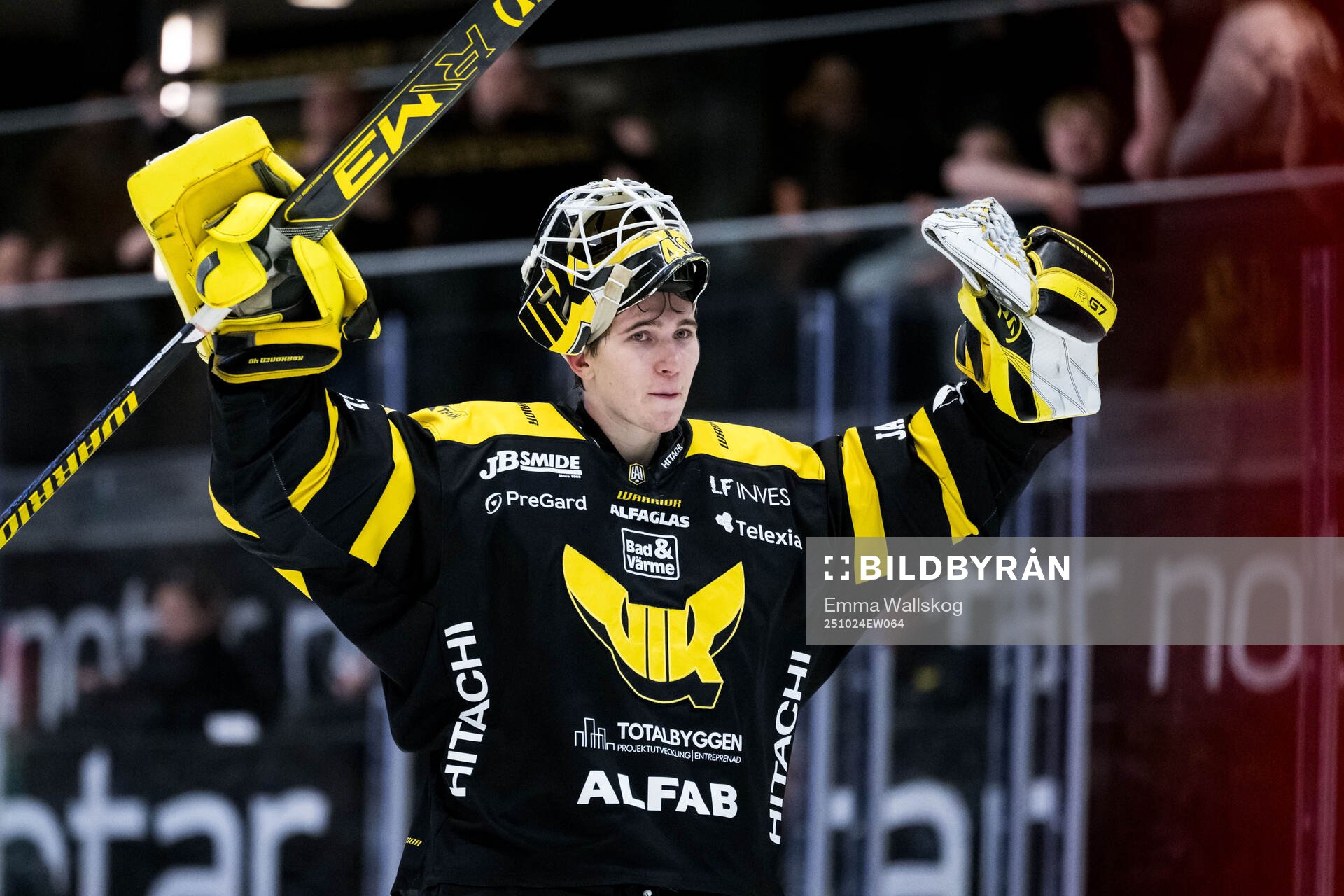 Västerås målvakt Rasmus Korhonen jublar