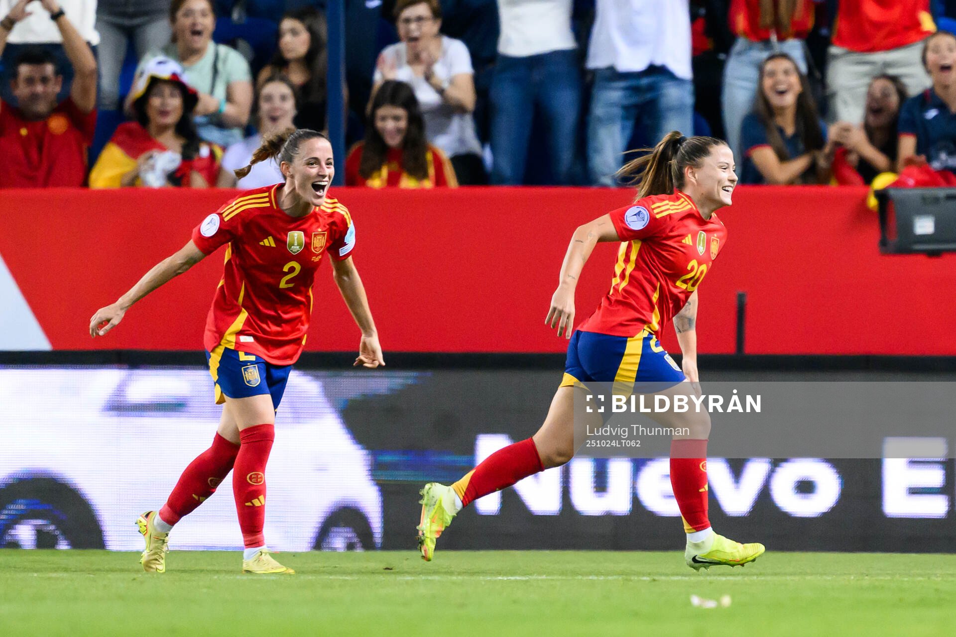 Claudia Pina of Spain celebrates