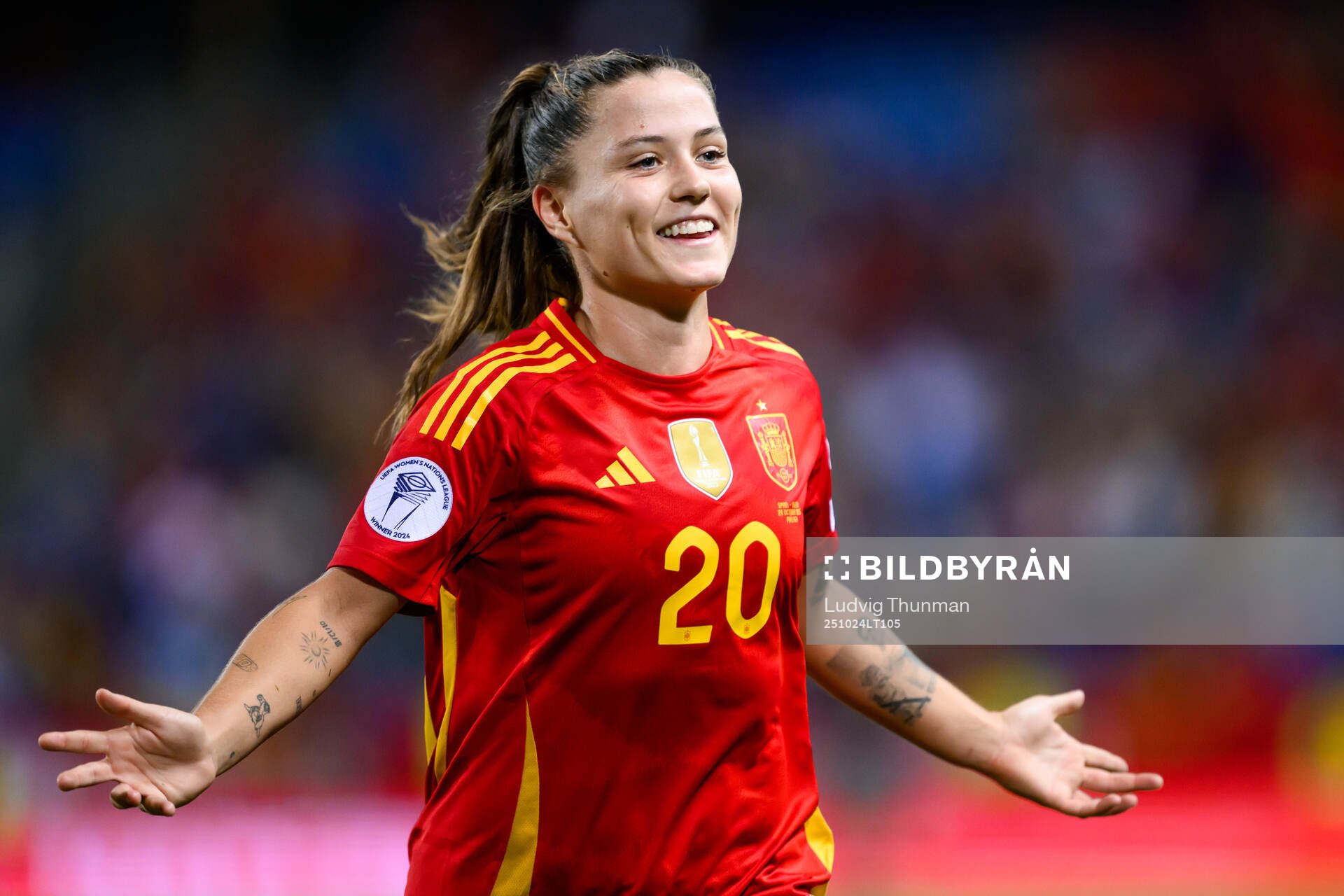 Claudia Pina of Spain celebrates